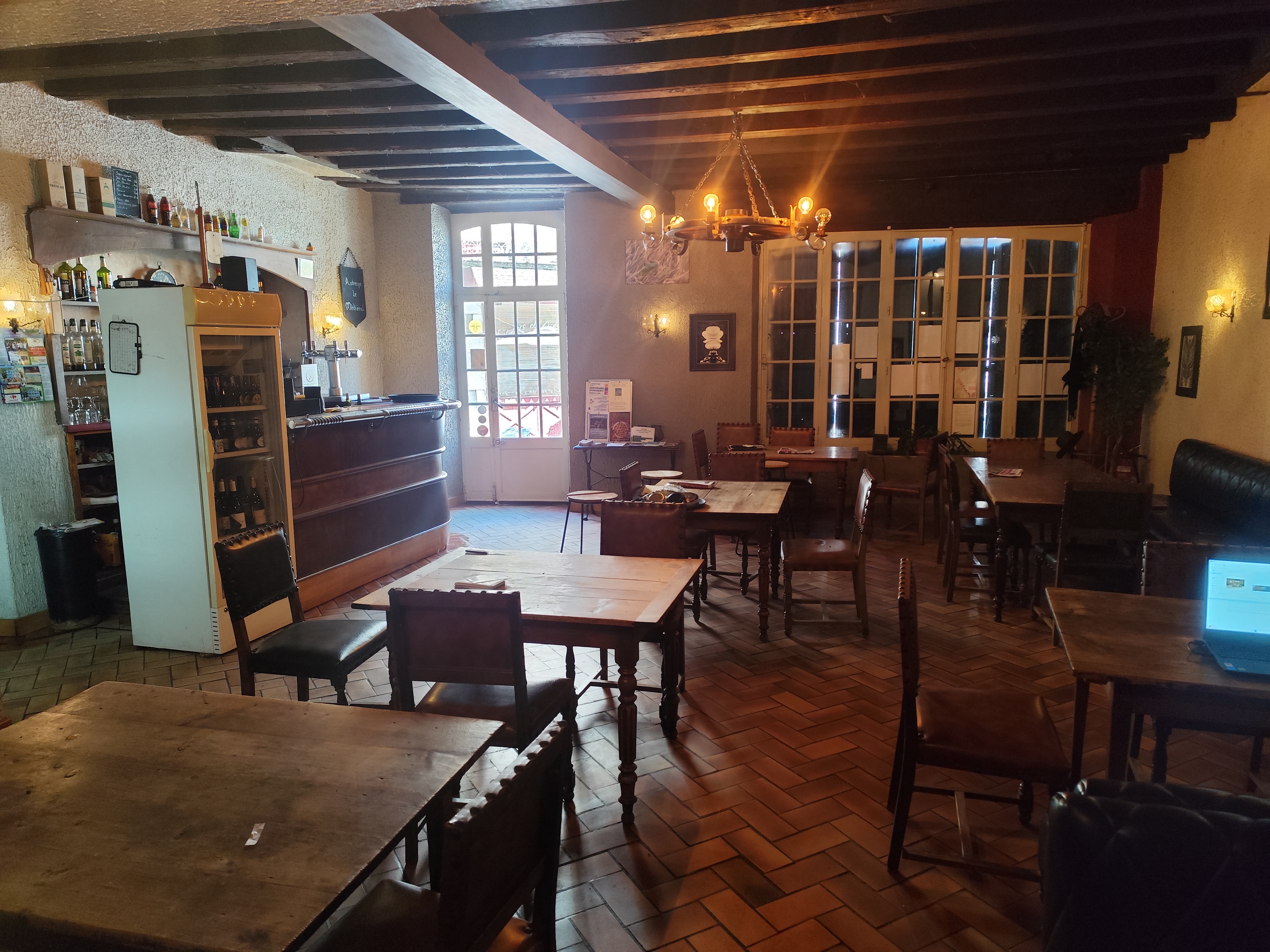 Bar restaurant situé dans la petite commune médiévale de hérisson, le lieu est touristique et agréable a vivre.
Bâtisse ancienne avec un intérieur chêne très charmant, chaises et tables bois, comptoir zinc ancien, salle de repas 70m2, cuisine et plonge équipée  de 25m2 et réserve de 30 m2 plus terrasse adaptable (autorisation à demander en mairie) devant le restaurant avec vue sur le château et le beffroi.
Village très actif l'été (concerts, pièces de théâtre, festival et brocante)