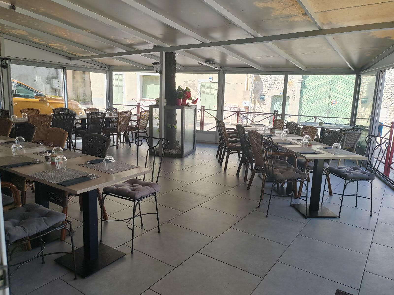 Opportunité Exceptionnelle à La Calmette : Fonds de Commerce “La Martingale”

Le restaurant est bien situé au cœur de la charmante commune attractive de La Calmette, 2460 habitants, 20 min de Uzès et de Nîmes, 25 min de Sommières et d’Alès, havre de paix au cœur de la Garrigue, à deux pas des gorges du Gardon.
On trouve aux portes et dans le village : 3 supermarchés, 4 garages ou carrosseries, station-service, contrôle auto, un magasin d’ informatique, bricolage, opticiens mutualistes, vétérinaire, photographe, pressing, bijouterie, magasin de produits et entretien piscines, 2 couturières et décoration d’intérieur, chauffagistes, boucheries, coiffeurs, ongleries, instituts de beauté, esthéticiennes et espaces bien-être, gymnastique et danses, bureau de tabac et presse, un fleuriste pépiniériste, un artiste verrier, auto-écoles, des banques et assurances (Banque Postale, Crédit agricole, Groupama, Banque Populaire du Sud, Allianz), un gîte d’étapes, un karting, un stand ball-trap, etc…, deux autres restaurants, un traiteur et un caviste, un lavage auto et un bureau de poste. Aussi des professionnels de santé : médecins, dentistes, kinés et ostéopathes, pédicures, sage-femme, psychologue, une pharmacie, un centre de radiologie, un laboratoire d’analyses médicales, des infirmiers, un audio prothésiste, ambulances et taxis, un cabinet d’avocat, etc. Puis des entreprises du bâtiment et artisans divers dans tous les domaines, électricité, plomberie, étanchéité, isolation, carrelage, couvertures, etc., ébénisterie, une usine d’aluminium, un bureau d’études.

Le restaurant “La Martingale” bénéficie d’une réputation solide, avec des années d’expérience qui sont récompensées aujourd’hui par une cliente fidèle et récurrente.  Ce lieu renommé pour sa cuisine de qualité, son cadre accueillant, son ambiance chaleureuse puis son service dynamique et bienveillant, offre une réelle opportunité dans le domaine de la restauration. De plus, cette réputation solide se confirme par une multitude d’avis Google ou TripAdvisor le positionnant sur des notes de 4,5/5. Cette réputation est une garantie et une solide fondation pour le ou la futur(e)repreneur(se).
Ce restaurant, de part sa situation et son agencement peut accueillir une clientèle plus pressée du midi, comme une clientèle qui souhaite prendre le temps et passer un moment convivial seul, en couple ou en groupe ou une clientèle qui désire des plats à emporter tels que burgers ou pizzas. 
La Martingale c'est : Une terrasse ouverte ou fermée selon les saisons (isolée et chauffée) de 70m2 où trône au centre une beau tilleul qui apporte sa fraicheur l'été ; une salle intérieure de 24 m2, un bar de 10 m2 et bien sûr son atypique cuisine voutée de 16 m2. Tout ceci offre un potentiel modulable de 27 tables de 2 personnes et 2 tables rondes de 5 personnes. 
De plus, le restaurant est bien équipé au niveau cuisine, les salles sont toutes climatisées et bien aménagées.

Le restaurant est accompagné d'un appartement (T2) de fonction de 45m² (2 pièces et une salle de bain) agrémenté d'une terrasse couverte de 24m² avec entrée par le restaurant ou séparée. Cet atout supplémentaire peut offrir d’autres opportunités de développement en utilisant l’étage et/ou la terrasse comme salles de restaurant et ainsi augmenter le potentiel de tables.

Chiffre d’affaires stable et une structure en bonne gestion.
Tous les documents vous seront fournis pour étude d'achat.
Loyer mensuel tout compris : 1400 €uros.
Charges communes annuelles : 400 €uros.

Contactez nous dès aujourd’hui pour toute information complémentaire et quoi de mieux que d’organiser une visite pour vous imprégner du lieu et discuter ensemble de cette opportunité qui mérite à trouver vite celui ou celle qui saura écrire le chapitre suivant de ce lieu chargé d’histoires et d’émotions.

Prix : 170 000 €uros (à débattre)