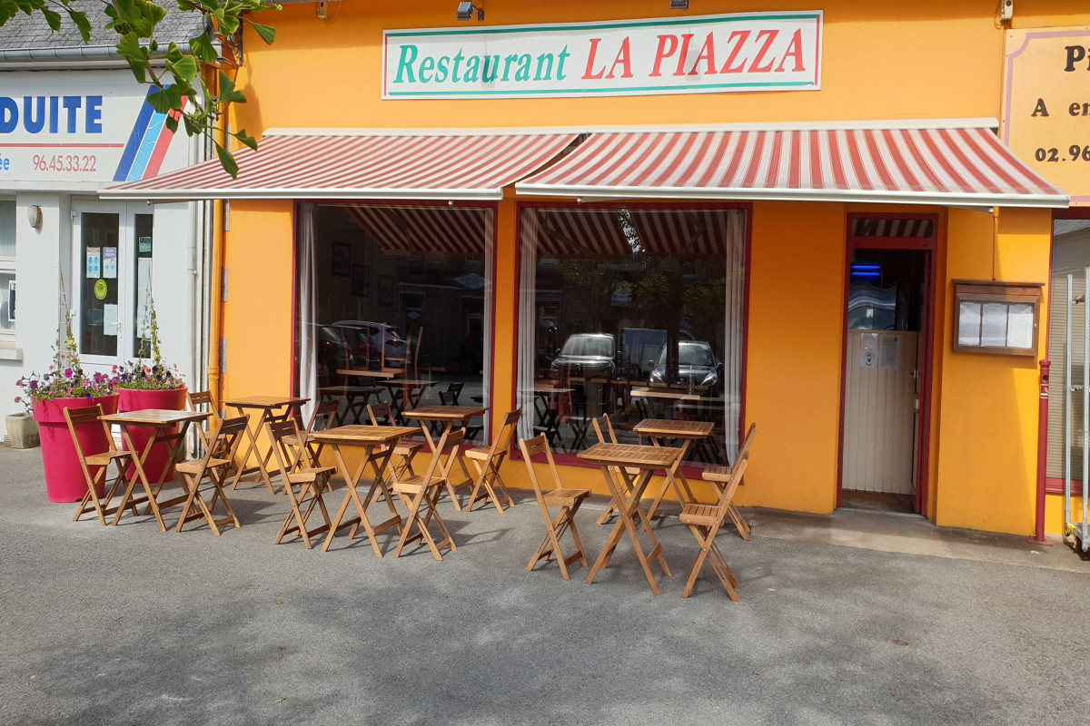 A Bégard dans les Côtes D?Armor (22), ville dynamique (4800 hab.) entre Lannion et Guingamp,  vend pizzéria restaurant dont l?activité principale est la vente à emporter, une salle de 26 couverts et en terrasse 20 places, situé sur une place avec parking, commerce idéal pour un couple. 
Nous contacter au 02 96 45 48 49 de 11h00 à 13h30 et de 18h00 à 21h00
CA : 137 000? (2019)
Prix : 90 000? à débattre