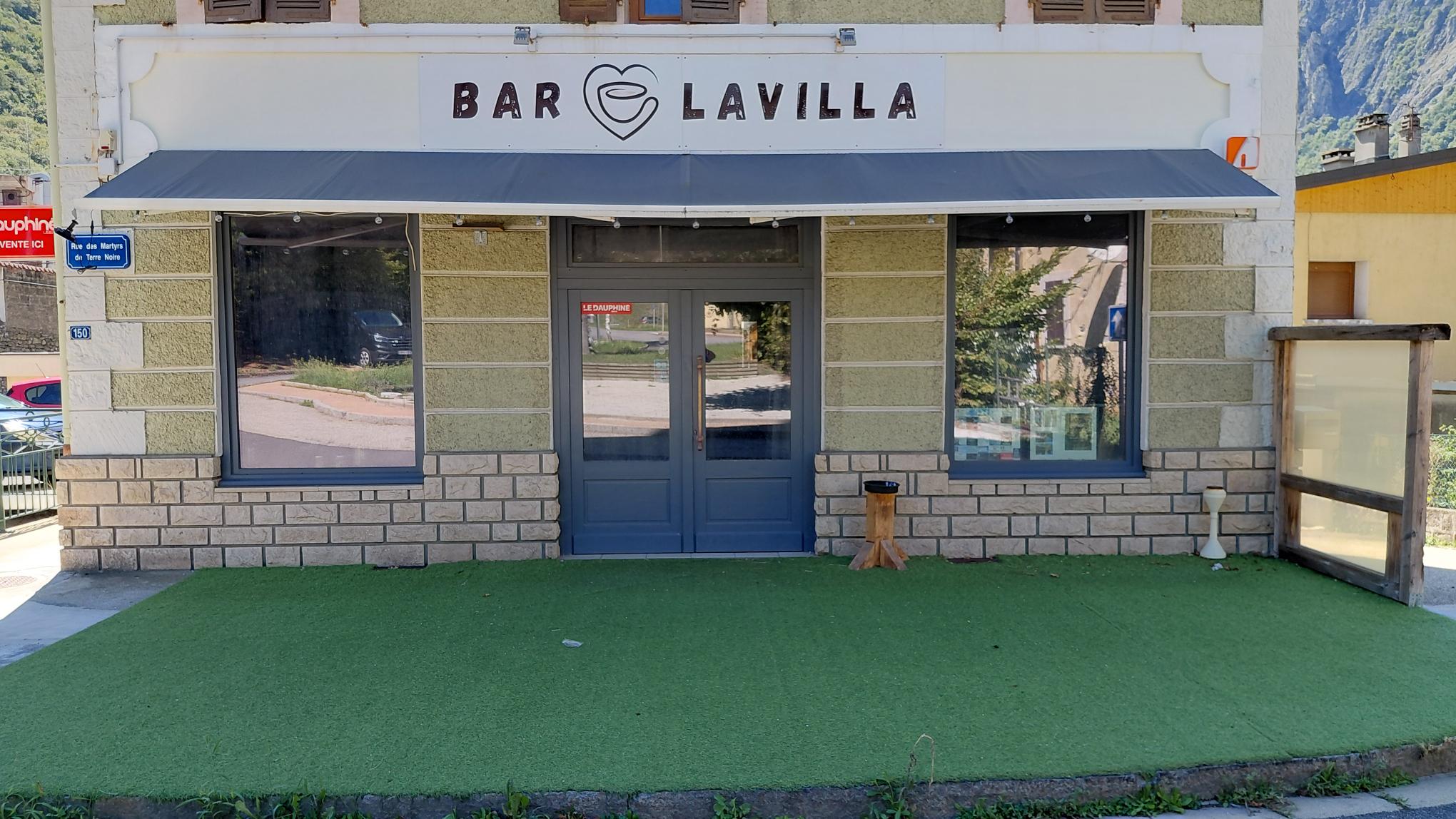 AVIS D’APPEL A CANDIDATURE 
en vue de la conclusion d’un bail de courte durée 
pour l’exploitation d’un bar-restaurant à Saint-Marcel (73)


-	Organisé par :
Commune de Saint-Marcel 
84 rue de la Mairie, Pomblière 
73600 SAINT-MARCEL
E-mail : contact@mairie-st-marcel.fr
Téléphone : 04 79 24 04 24

-	Objet : Recherche d’un professionnel de la restauration pour l’exploitation à l’année du bar-restaurant de Saint-Marcel, situé au 150 rue des Martyrs de Terre Noire, dans le cadre d’un bail de courte durée (3 ans maximum). Le bar-restaurant est situé au centre de Pomblière-Saint Marcel (73), commune située dans la vallée de la Tarentaise, à 5 minutes de Moûtiers. 
Le commerce est mis à disposition avec l’ensemble du matériel (cuisine, bar, moblier).

-	Loyer souhaité : 500 € TTC par mois.

-	Renseignements auprès de la commune aux coordonnées sus mentionnées.
Un document contenant les informations relatives à l’appel à candidature (plans, photos, liste du matériel, …) est à retirer auprès de la commune par courriel à l’adresse suivante :  sgm@mairie-st-marcel.fr