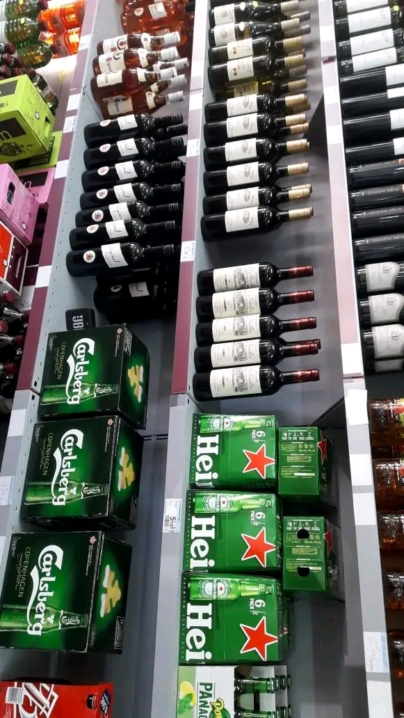 À VENDRE — Fonds de commerce épicerie de quartier (200 m²)
​Idéalement située au cœur d'un quartier dynamique et commerçant, à proximité immédiate d'une école, d'un bureau de tabac, d'une pharmacie et d'un parc public. Bel emplacement garantissant un passage  régulier et une clientèle fidèle.parking,garage et cave à titre.
​Les atouts du bien :
​Superficie : 200 m² d'espace de vente et de stockage.
​État : Travaux récents, aucun frais à prévoir pour le lancement.
​Équipement : Matériel fonctionnel et prêt à l'emploi (vitrines réfrigérées, rayonnages, caisse).
​Prix de cession : 50 000 €
​Pour plus de renseignements ou pour organiser une visite, contactez-moi par message privé ou par téléphone au 0699313438.