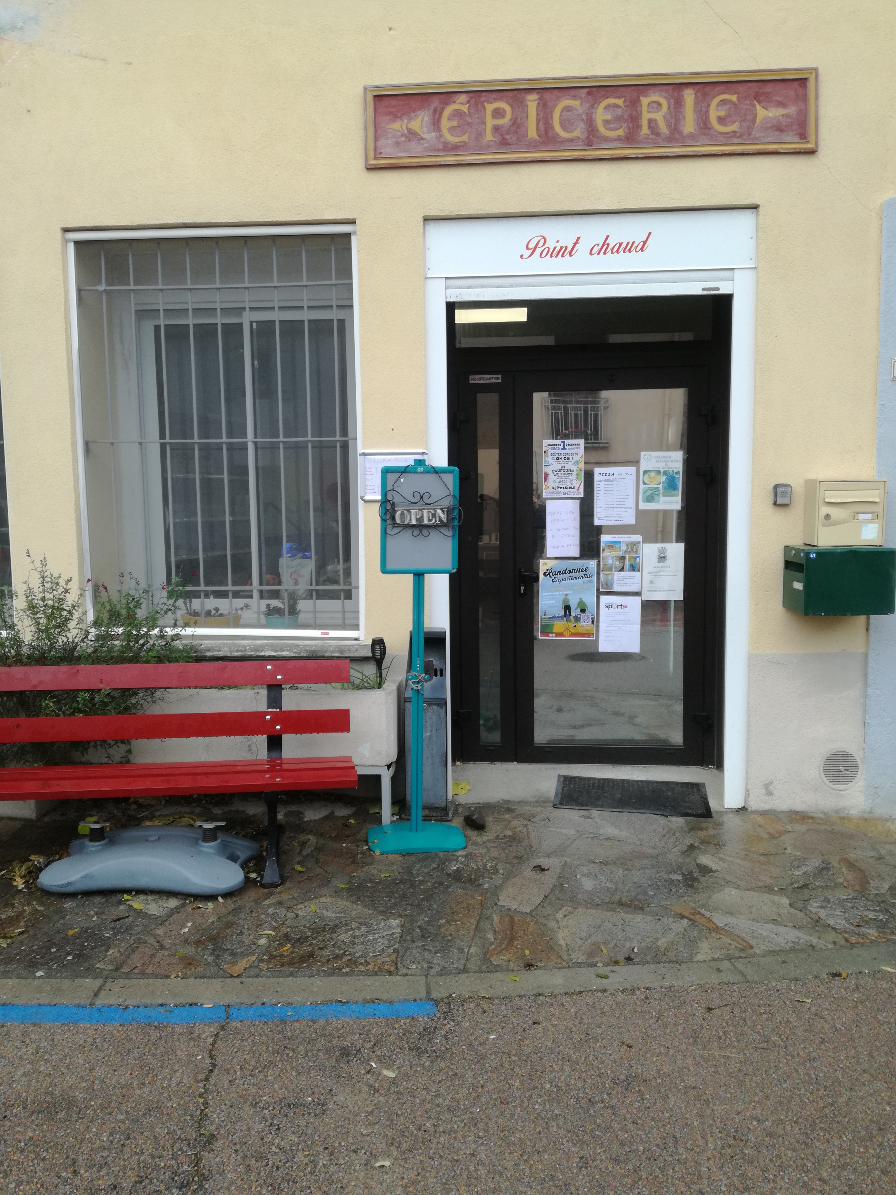 La mairie de Cassagnes (66720) ,cherche un gérant(e) pour une épicerie bar point chaud à partir du 1er Décembre .
La location gérance comprend :
-une épicerie équipé(frigos,balance,étagères....)
-un coin four à pains 
-un bar 
-une cuisine équipé(chambre froide,gazinière,plan de travail etc...)
Veuillez-nous contacter par téléphone ou par mail .