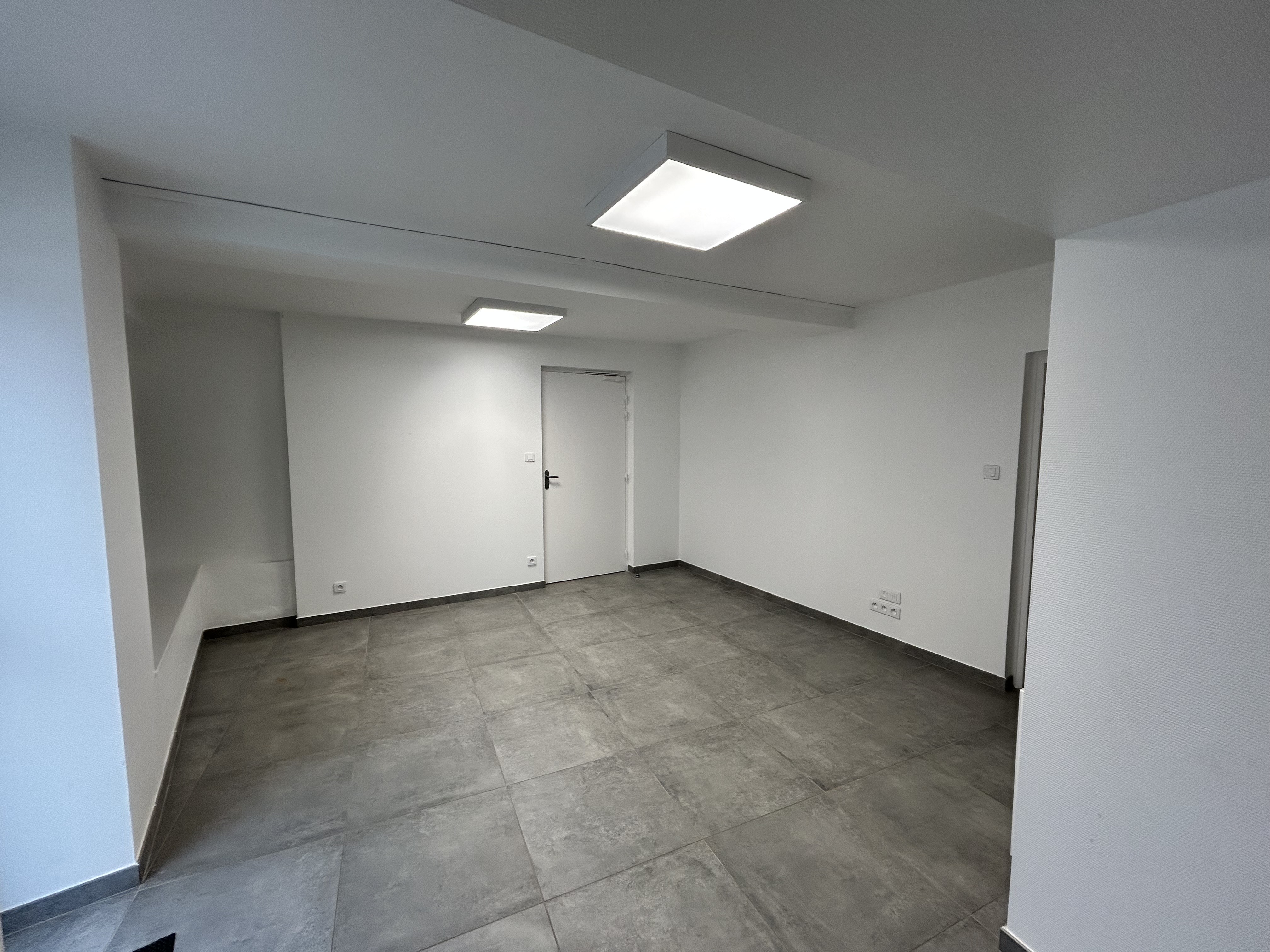 La commune de Parcé (Ille-et-Vilaine), 40 minutes de Rennes, propose la mise en location-gérance d'un commerce multi-services.
- bar avec Licence IV, 
- épicerie de première nécessité, 
- dépôt de pain, 
- restauration rapide,
Loyer attractif : 250€/mois  
Un espace prêt à l'emploi, à personnaliser selon votre vision !
Pour candidater : 
Par voie électronique : contact@parce.fr
Voie postale : Mairie de Parcé, 1 rue de la Bascule 35210 Parcé
02.99.97.64.63