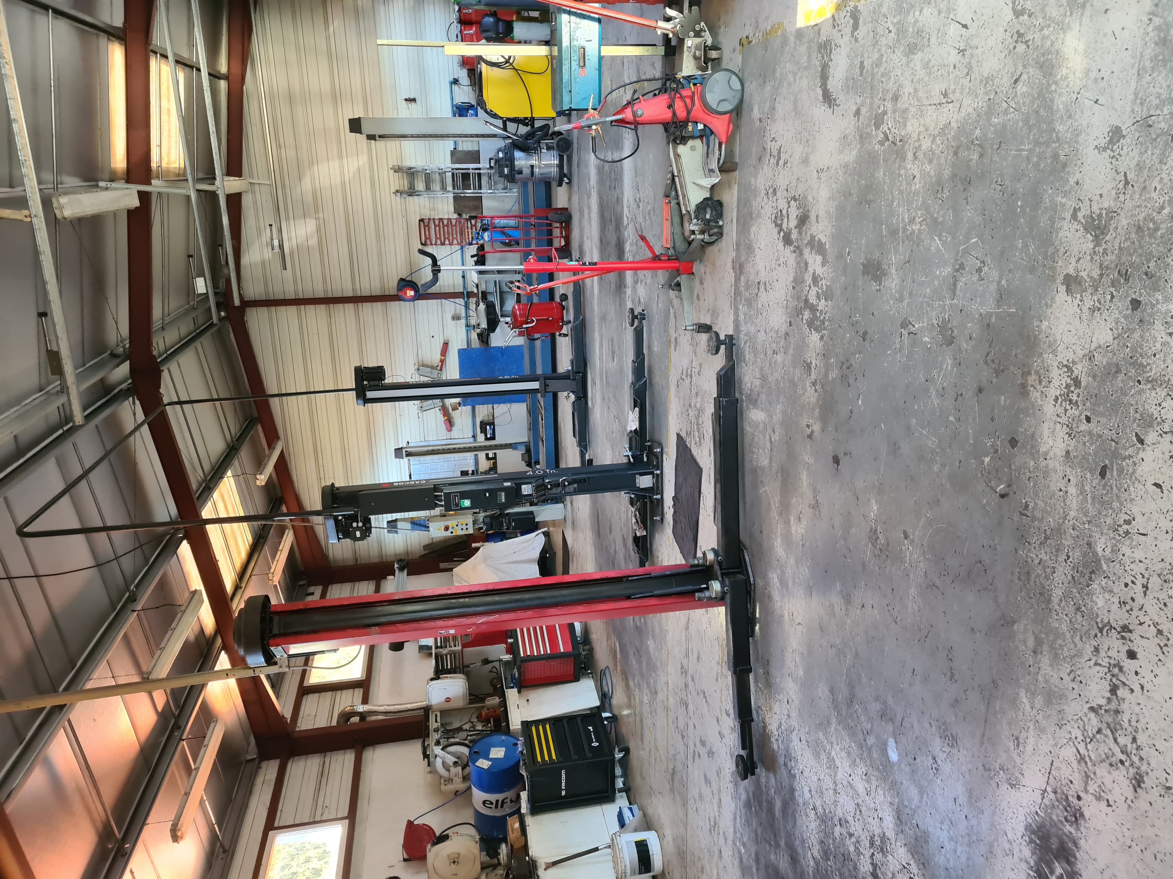 Cause retraite à reprendre fonds de commerce garage automobile agence Renault depuis 1984 très bien situé dans une région touristique à proximité de campings, station de ski, station thermale pas de concurrence directe seul sur secteur 
sur un terrain de 3000m2, 2 bâtiments 1 de 160m2 et l'autre 200m2 récent 
station service, station de lavage rouleau, kacher, aspirateur
4 postes de travail, bureau accueil, magasin de stockage, parc fermé sécurisé vidéo surveillance, 

matériels de dépannages 3 véhicules un camion 12t un 3.5t et un 4x4 atelier
grosse activité de dépannage agrée toutes assistances  

4 véhicules de courtoisie
possibilité de séparé avec ou sans dépannage location 1800€/mois  bail3/6/
possibilité de vente des murs
outillage et matériel très complet homologué Renault 
personnels très compétents, un technicien agent, un mécanicien, une secrétaire