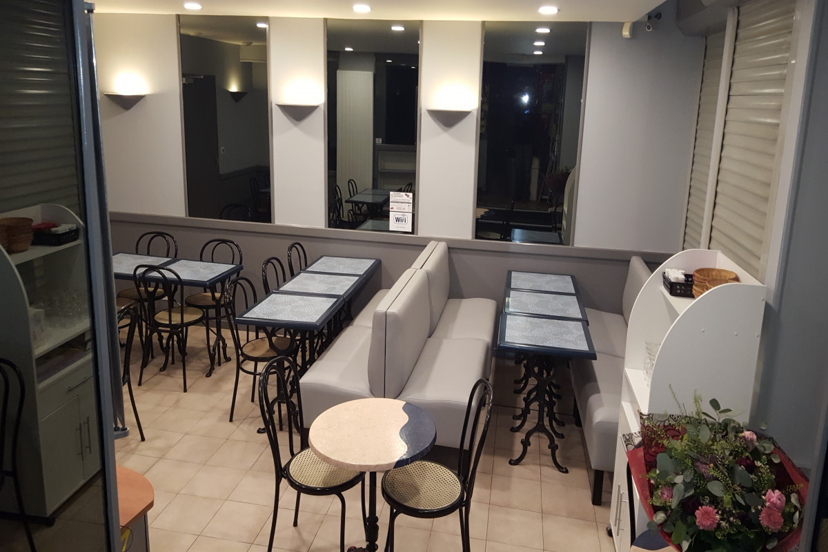 Bar Tabac Presse FDJ Snacking refait récemment , aux normes et sécurisé ,, situé en entrée de ville . Bel emplacement avec terrasse fleurie , idéal pour un couple qui souhaite développer cet établissement . Gros potentiel.