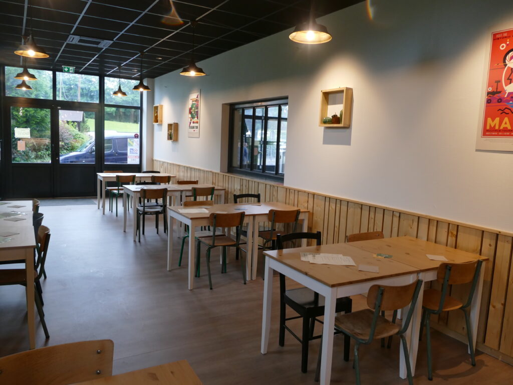 La Communauté de Communes Marche et Combraille en Aquitaine propose à la reprise un local commercial idéalement situé à Auzances. 

Ce local, disponible à partir de janvier 2027, est composé d'un espace modulable et fonctionnel de 214 m² organisé comme suit :

Salle de restauration n°1 : 57 m² (capacité d’environ 30 couverts)
Salle de restauration n°2 : 125 m² (espace modulable pouvant accueillir de la restauration, une zone de détente/loisirs ou des événements/concerts)
Cuisine : 21 m²
Bar : 11 m²
Sanitaires et possibilité de terrasse en été
(Note : La cuisine et la salle sont proposées non équipées, laissant toute liberté d’aménagement au futur repreneur).

Auzances est un pôle de proximité dynamique d’environ 1 200 habitants, doté de tous les services et commerces du quotidien (boulangeries, boucherie, pharmacie, hypermarché, maison de santé, écoles, collège, etc.).

À la croisée du Plateau de Millevaches, de l’ancien bassin minier creusois et du Puy-de-Dôme, le territoire bénéficie d’une clientèle locale fidèle ainsi que d’un flux touristique estival.

Vous êtes restaurateur, commerçant ou porteur d’un projet d’activité de proximité ? Découvrez cette opportunité stratégique pour développer votre activité en Creuse.