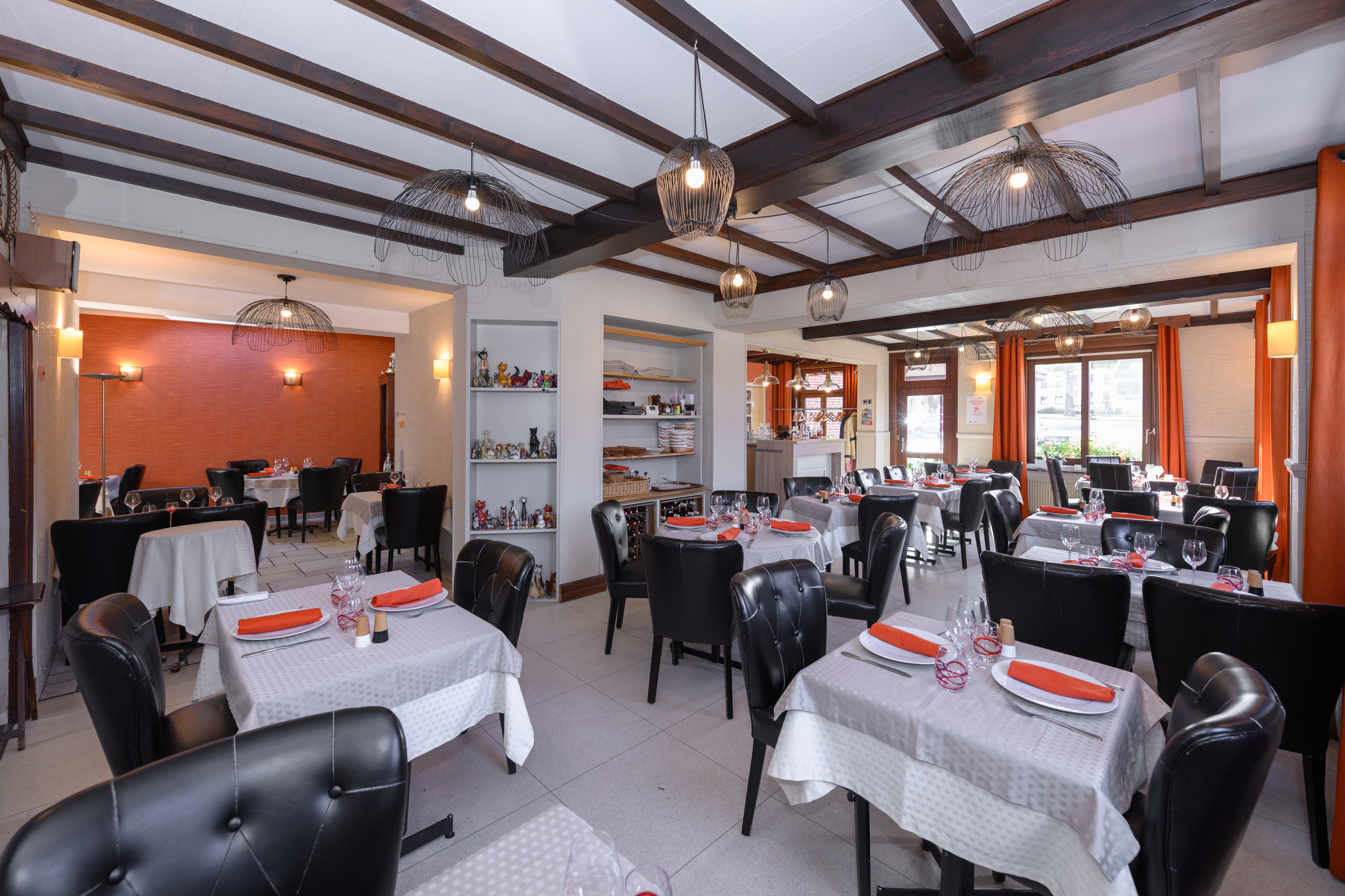 Au coeur d'un village frontalier, notre restaurant se situe sur la route départementale D932 qui sépare la France de la Belgique.  Fort de sa situation géographique (1h de Lille et de Bruxelles), nous souhaitons remettre notre restaurant pour prendre notre retraite et garder une dynamique dans le village qui a une activité commerciale bien présente. 
Belle clientèle qui apprécie la cuisine traditionnelle. Bonne évolution de l'activité. 60 couverts répartis en 3 espaces. 9 services par semaine.
Outil de travail en parfait état clé en main. Aucun investissement à prévoir.
Parking. Accès PMR. Restaurant et cuisine climatisés.  Petite Terrasse.
L'étage peut être aménagé en logement d'appoint pour le repreneur.
L'achat des murs représente un bel investissement compte tenu de la qualité
et de l'emplacement du bâti.