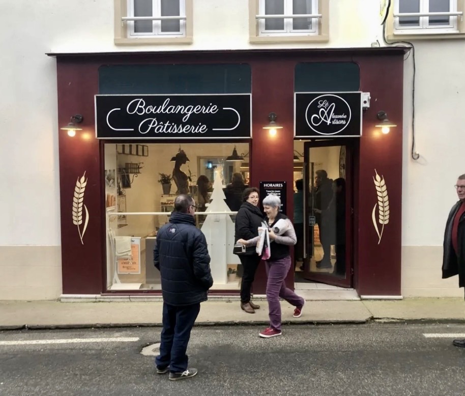 La commune de Beauvoir-en-Lyons (Seine-Maritime, Normandie) recherche son futur artisan boulanger pour faire vivre sa boulangerie communale, au cœur du village.

🥖 Un outil de travail prêt à l’emploi

Espace de vente existant

Clientèle locale fidèle

Activité à relancer et développer (pain, viennoiserie, snacking…)

💡 Un vrai potentiel

Peu ou pas de concurrence immédiate

Attente forte des habitants

Possibilités de développement (tournées, dépôt de pain, produits locaux…)

🤝 Un accompagnement réel, la commune est pleinement mobilisée pour soutenir votre installation :

Loyer attractif

Logement dans la boulangerie 

📅 Disponibilité : immédiate / à convenir

📩 Contact : antoine.lammerant@orange.fr ou 0782321977