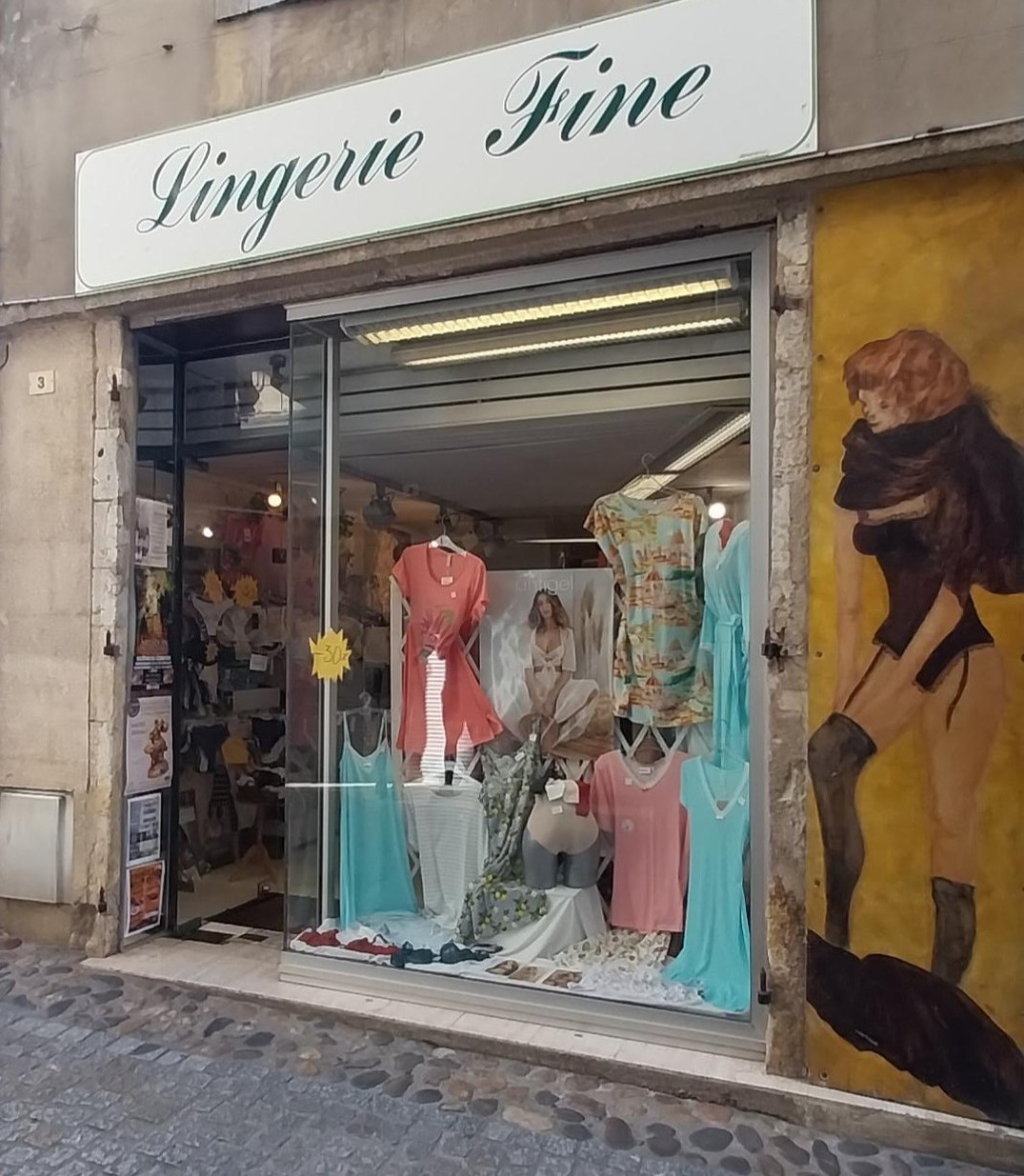 VENDS FOND DE COMMERCE, pour cause départ à la retraite 
Boutique de LINGERIE FINE créée en 1990, 36 ans d’activité , situé à Condom dans le Gers en Occitanie, ville de 8000 habitants, zone chalandise 19000 habitants, sur le parcours Saint Jacques de Compostelle.
Nombreux Atouts :  
Clientèle fidèle 
Emplacement n°1 
Stock et mobilier inclus 
Ambiance chaleureuse et soignée, 
Affaire clé en main, 
Idéal pour reprise immédiate.
Surface de  32 m² au sol 
Pour tous renseignements, veuillez nous contacter