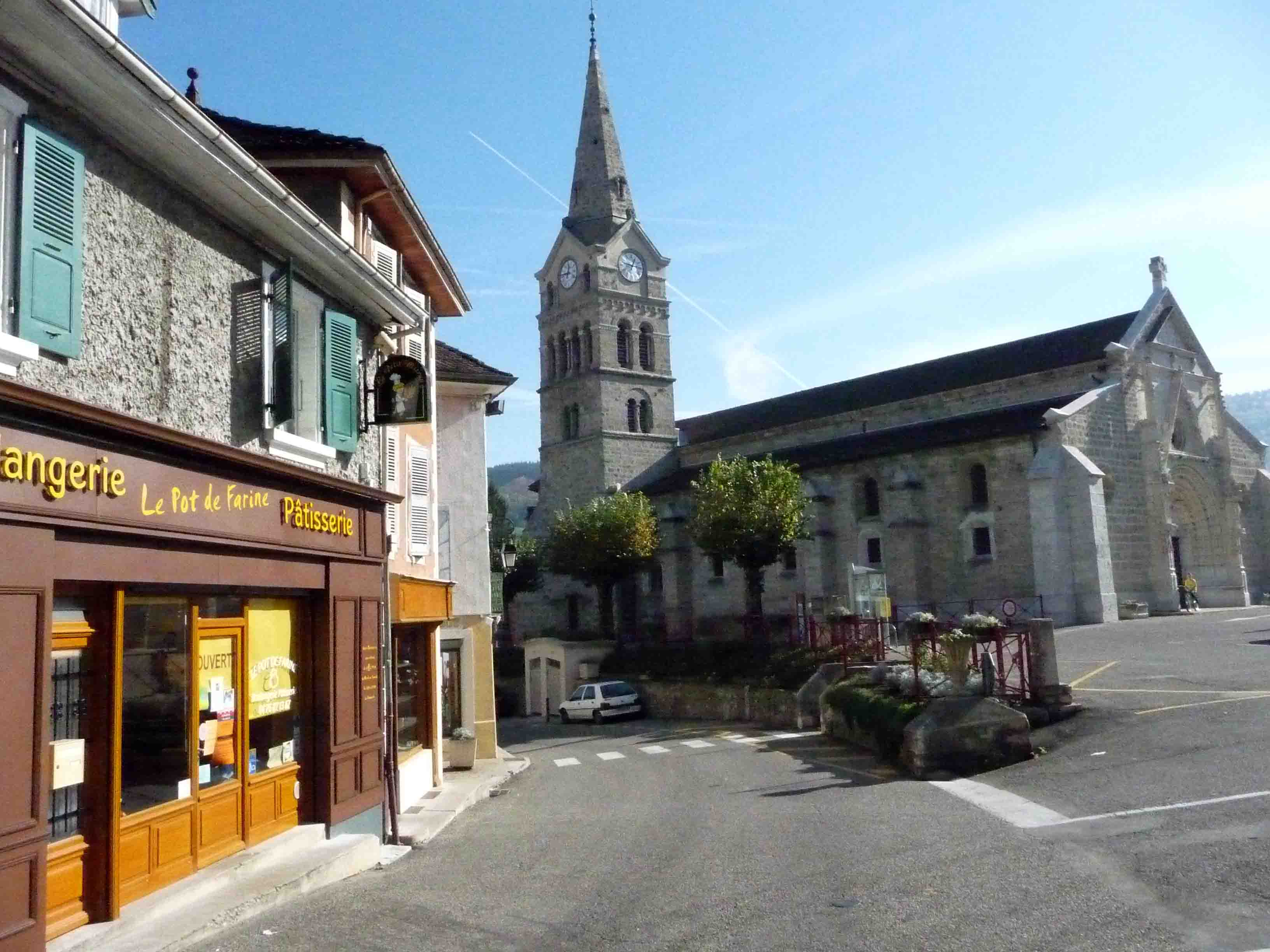 UNE BOULANGERIE PATISSERIE DANS UN MAGNIFIQUE VILLAGE  TOURISTIQUE  GRACE A CES 7 CHATEAUX   
DEUX ECOLES JUSQU A LA PRIMAIRE
CENTRE AERE,DIFFERENTS CLUB DE SPORT ,DENTISTE ,MEDECINS,ORTHOPHONISTE,INFIRMIERESPDIFFERENTS COMMERCES ....
PROCHES DE LACS ,PROCHE DES MONTAGNES ?DE GRANDES VILLES ....
UN VILLAGE TRES AGREABLE ....... IL NE MANQUE PLUS QUE VOUS......