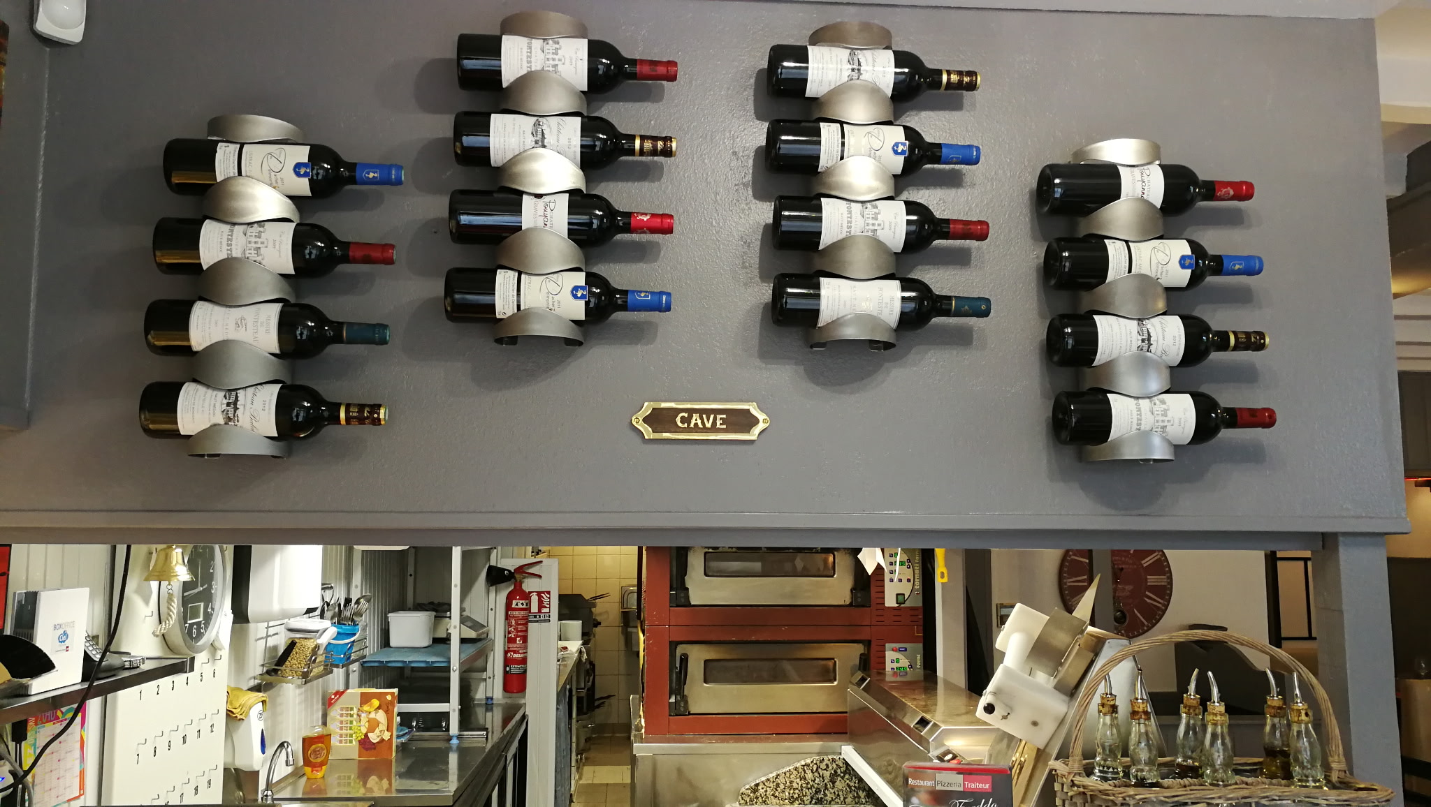 Restaurant de village, situé en plein centre et sans concurrence. 
Clientèle locale fidèle depuis 10 ans.
Pizzeria sur place ou à emporter,  restauration traditionnelle avec produits locaux.
Carte simple mais diversifiée,  reconnue  pour être du "fait maison " 
Partenariat avec producteurs locaux
Restaurant vendu avec l'intégralité du matériel et opérationnel immédiatement. 1 cuisiner et 1 serveuse en poste.
CA intéressant , bonne progression annuelle.
Vente pour causes de santé