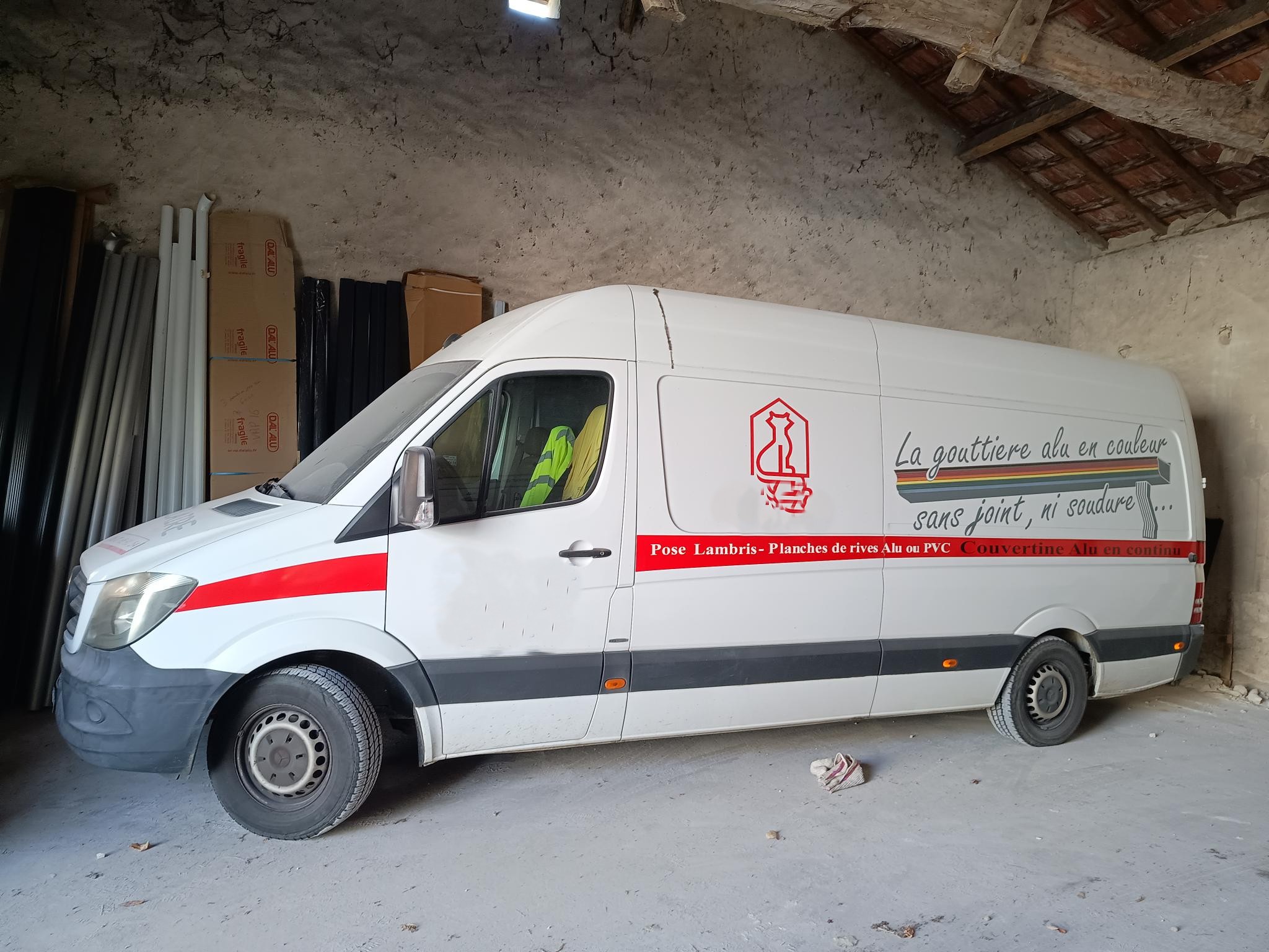 URGENT CAUSE SANTE - Cède société de fabrication de gouttières aluminium en couleur.
Située sur SEYCHES, la clientèle est composée d’architectes, de professionnels fidélisés et de particuliers. 
Bonne notoriété liée à la qualité des fabrications et des installations et à un bon relationnel. Fabrication sur-mesure, sans joint ni soudure, tant pour bâtiments industriels que sur maisons neuves ou rénovation. 
Un salarié performant assure la production et la pose.
Sont cédés avec l’entreprise, les 2 véhicules ateliers entièrement équipés et une nacelle de levage pour la pose.
Chiffre d’affaires moyen autour de 170 k€
Vente des parts sociales (pas d’emprunt en cours) : 60 k€
L’affaire est disponible immédiatement. 
Possibilité d’être accompagné par un conseiller de la Chambre de Métiers et de l’Artisanat du Lot-et-Garonne