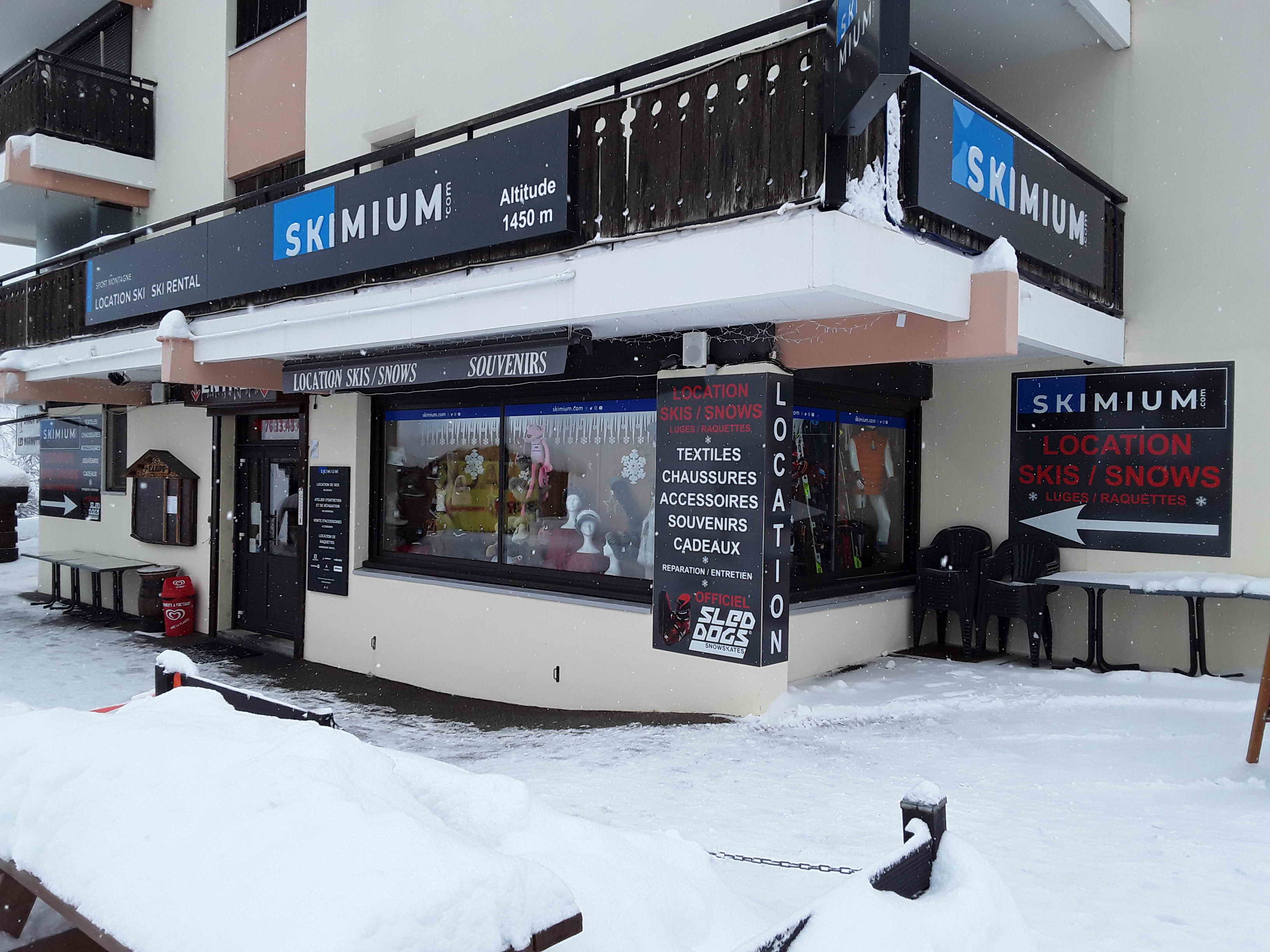 Vends magasin de location de Skis/Snow
accessoires, textiles et souvenirs.

Sur le coté du magasin vous disposez d'une partie
snack/bar avec Licence IV (fort apport de clientèle)

Emplacement numéro 1 
Magasin situé en centre station sur la place
à 10 mètres du télésiège principal dans une petite station familiale

Parking gratuit aux abords 

Magasin créé il y a 5 ans, tout le matériel 
est donc très récent ainsi que les racks, les chauffants et les machines.
Le park comprend :
Skis/Snow : 400
Boots/Chaussures : 400

Très bon CA en évolution, très bon rendement, très bonne clientèle fidèle.

Ouvert de Mi-Décembre à Mi-Mars
Possibilité d'ouverture l'été

Possibilité de location appartement juste au dessus du magasin
à l'année ou option d'achat.

Pour toutes informations complémentaires n'hésitez pas à m'envoyer un 
message avec vos coordonnées ainsi que téléphone fixe ou portable.

Je ne réponds pas aux messages sans coordonnées, 
ni aux démarcheurs professionnels.