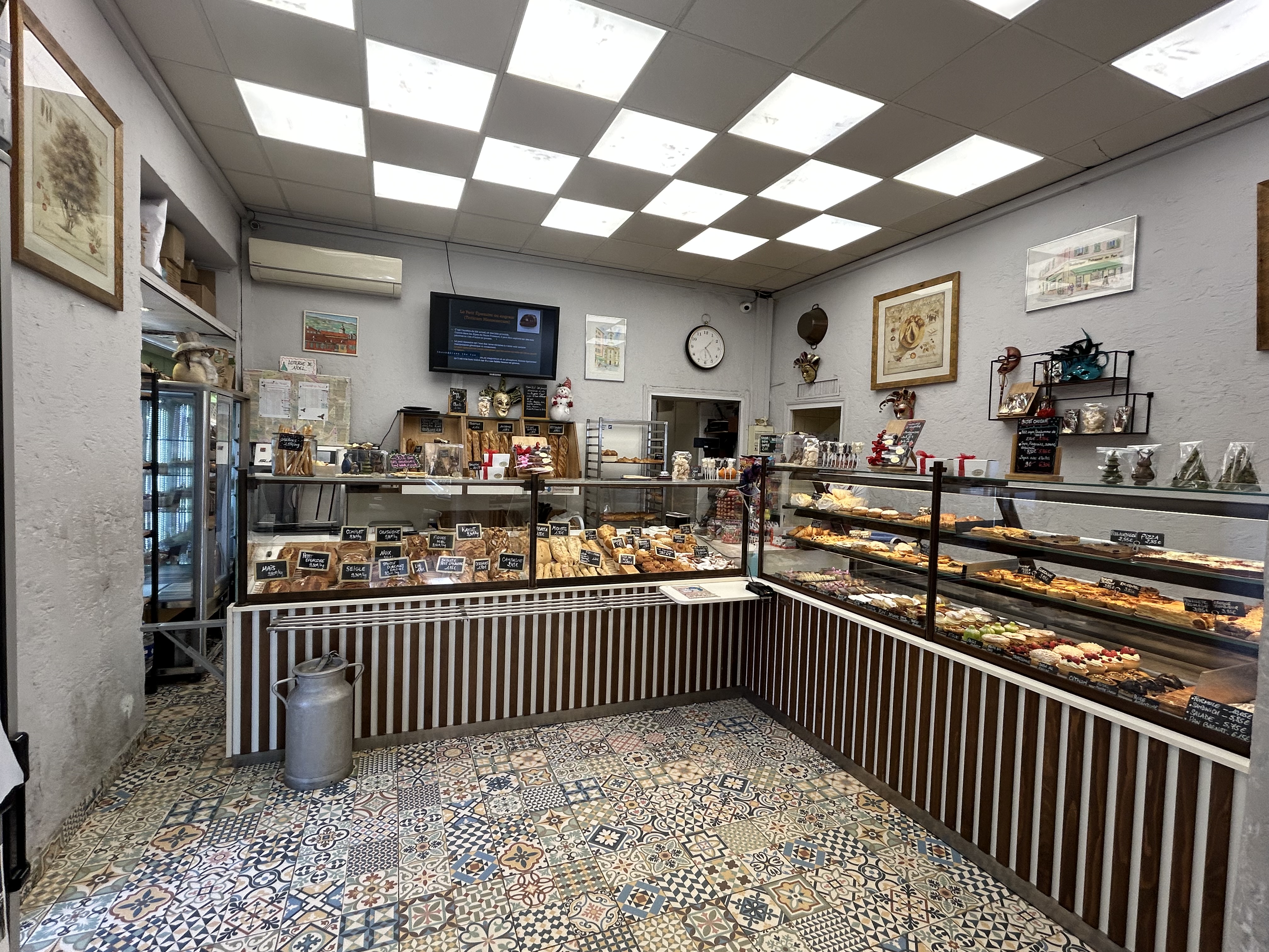 Boulangerie Artisanale située au port de Nice.
Rachetée il y a plus de 18 ans.
Raison de la vente : souhaite arrêter son activité

C'est une boulangerie traditionnelle avec une belle clintèle fidèle (pains bio) et de touristes.
Le matériel est en parfait état et conforme à la réglementation.

Elle se compose d'une boutique, d'un founil et d'un laboratoire indépendant. Accès facile.
Le personnel se compose : de deux vendeuses.

Structure rentable CA 350 k€ environ. 
Prix de vente 280 000 €