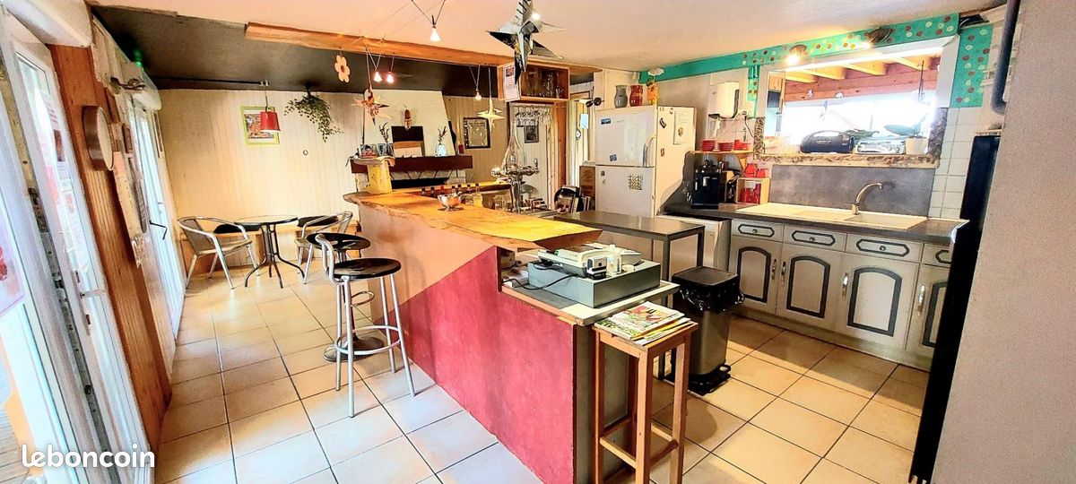 Bientôt la retraite… Nous vendons notre affaire !
Il s’agit d’un commerce unique de village dans lequel nous proposons :
- un coin épicerie - alimentation générale - produits locaux - dépôt de pain
- un coin bar - restaurant avec 1 petite salle de 18 couverts ayant une vue directe sur la vallée de la Barguillère et une terrasse ombragée donnant sur l’axe principal traversant le village
- licence IV spéciale petits villages - parking à proximité 

Commerce créé il y a + 12 ans que nous avons repris il y a + 3 ans. 
ÇA régulier avec potentiel supplémentaire à développer pour un couple motivé.
Clientèle fidèle et régulière, sympathique et attachante, mais également touristique grâce aux nombreux gîtes à proximité et départ de randonnée / Trail juste en face !

Toutes les infos liées aux CA et résultats vous seront communiquées lors de votre visite, aux personnes sérieuses avec une capacité financière suffisante et prouvée.