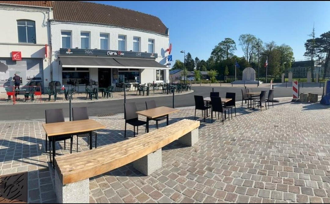 Vend bar pizzeria 
Possibilité de faire brasserie 
40 places assises à l intérieur + 12 tabouret au bar 
Et 40 places extérieures en terrasse non couverte