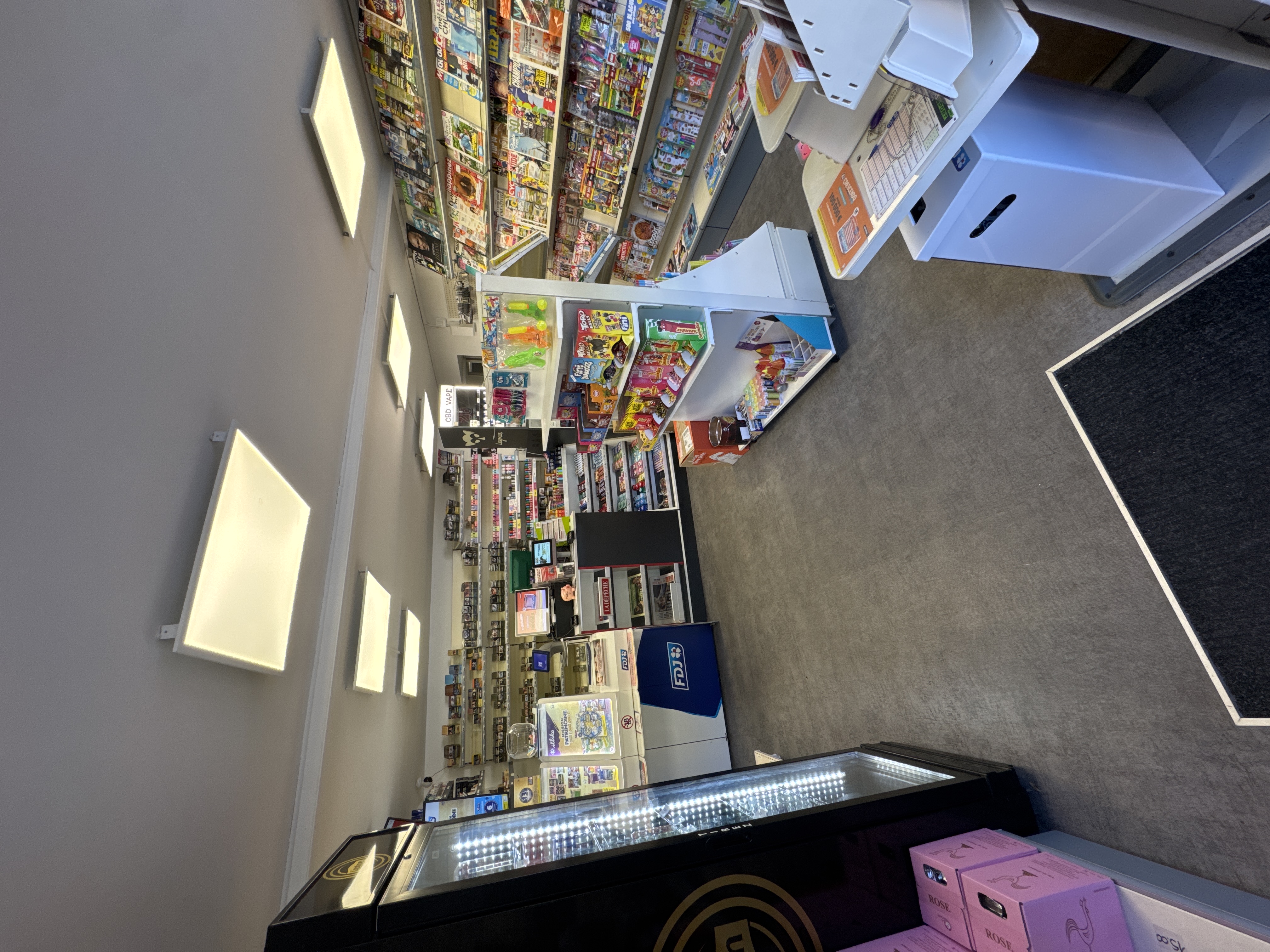 À vendre – Tabac Presse dans un village dynamique du Tarn

Nous proposons à la vente notre Tabac Presse, idéalement situé au cœur d’un petit village du Tarn, bénéficiant d’un important passage quotidien.

Le commerce a été entièrement rénové il y a environ 2 ans, offrant un espace moderne, propre et agréable, prêt à être exploité sans travaux importants.

Activités et services

* 🚬 Tabac
* 📰 Presse
* 🎟️ FDJ
* 🏇 PMU
* 📦 Point Pickup
* 🍷 Vente de vins
* 🛒 Petite épicerie d’appoint : produits sucrés et salés
* 💨 cigarette électronique 
* ☕ Activités et produits complémentaires

Le commerce bénéficie d’un emplacement particulièrement intéressant, avec une boulangerie située juste à côté, ce qui génère un passage régulier et une clientèle de proximité.

Malgré sa situation dans un petit village, le commerce profite d’un flux de passage important, offrant un véritable potentiel de développement pour un repreneur souhaitant diversifier ou développer davantage les activités.

Commerce exploité depuis plusieurs années, avec une clientèle locale fidèle et de nombreuses possibilités pour poursuivre son développement.

Affaire idéale pour un couple ou une personne souhaitant reprendre un commerce de proximité avec plusieurs activités et services.

Dossier et informations complémentaires disponibles sur demande.