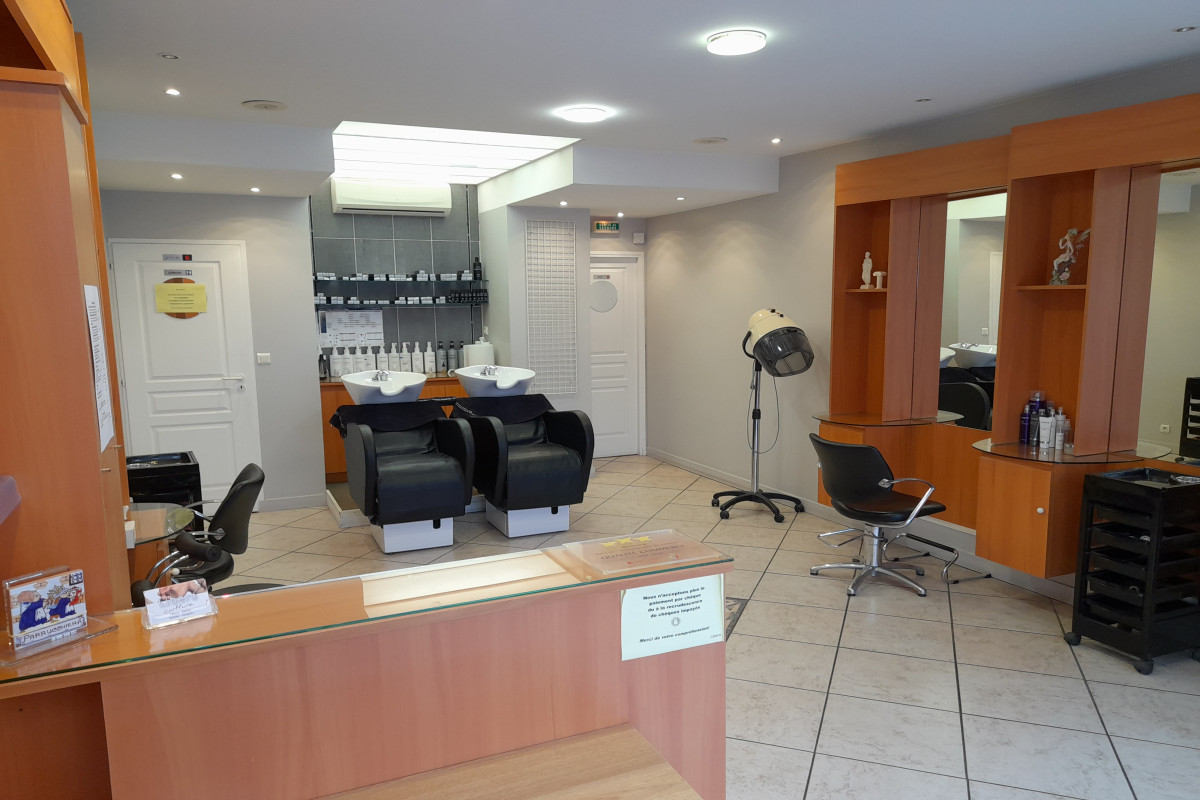 Fonds de commerce 36 m2 - 2 bacs à shampooing avec massage.