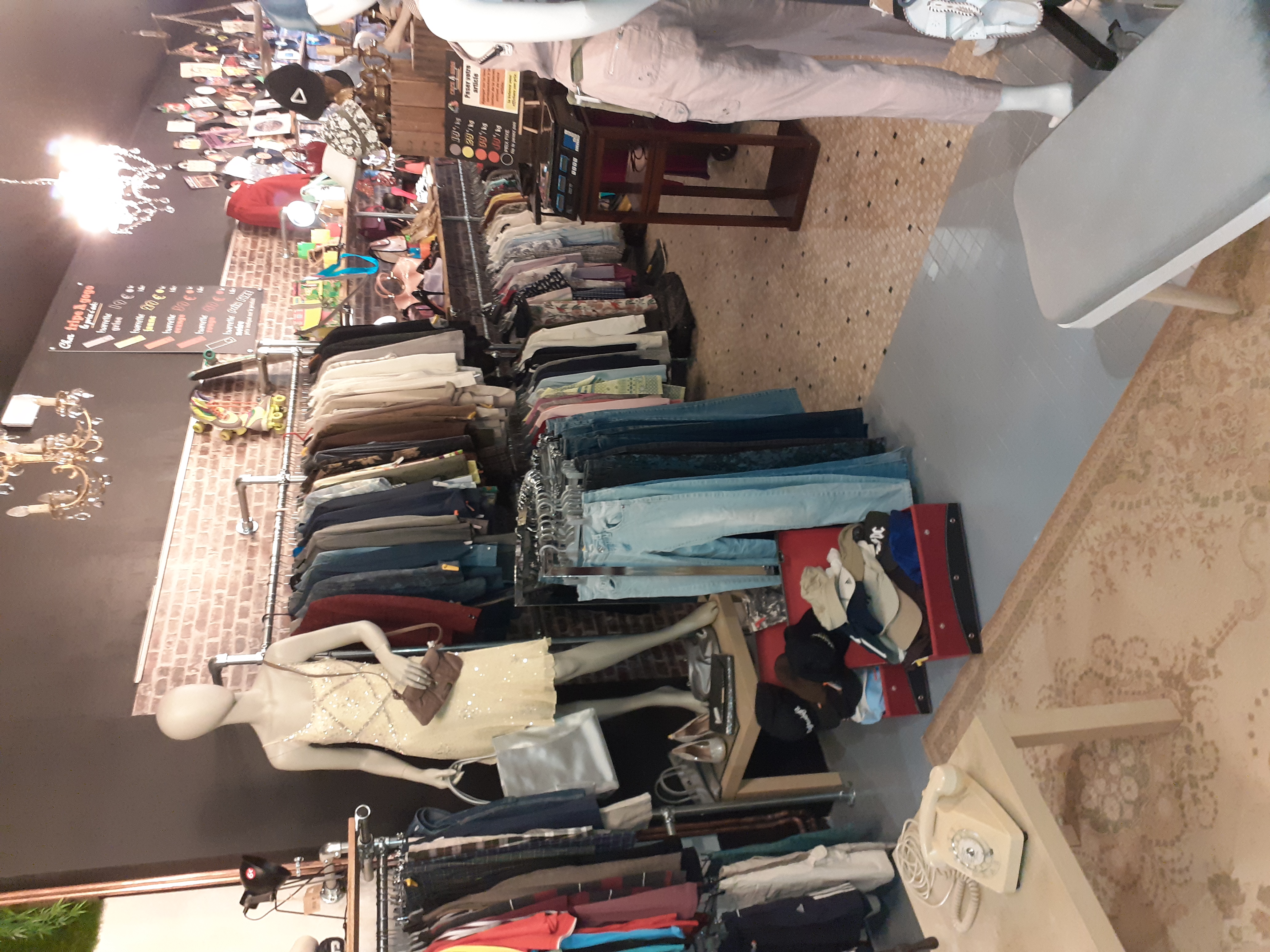 A vendre FRIPERIE - centre val de Loire.
Je vends mon magasin car j’ai des problèmes de santé et ne peux donc plus travailler comme l’exige un commerce.
. Commerce: vente de vêtements et accessoires de seconde main avec espace VINTAGE.
Actuellement articles (vêtements, chaussures, lunettes, sacs et valises...) pour hommes et femmes tailles du 35 au 58. VINTAGE des années 1940 à 1980. 
Magasin ouvert du mardi au samedi de 10h à 18h45. Il est situé en centre-ville avec un accès par l'arrière sous porche direct au garage qui donne sur l'atelier, idéal pour décharger.
. Local: superficie de 196m2 avec 2 grandes vitrines et large trottoir devant le magasin pour déballage. Environ 120m2 d'espace de vente, une première réserve, cabinet de toilette, un grand atelier, 2 autres réserves et un grand garage. 
L'ensemble a été restauré en 2022. Le tout est équipé de portants de belle qualité, d'étagères et autres.
. Matériel: commerce vendu équipé d'une machine à laver (10kg), sèche-linge, défroisseur vapeur, centrale vapeur, réfrigérateur, micro-ondes... Site internet déjà en place mais non exploité.
. Le bail: c'est un 3/6/9 traditionnel; Il reste plus de 6 ans. Le loyer est de 1400 € TTC par mois. Le bail est ouvert pour nombreuses destinations...
. Personnel: commerce tenu pour une personne.
. les possibilités: il est possible de diversifier encore l’entreprise. Par exemple créer un espace "enfant", vente par internet, exposition sur salon Vintage... 
. Prix : 39800€. Le prix comprend tous les matériaux, matériels et le stock au moment de la vente. Je vends avec les coordonnées de mes fournisseurs.
https://fripeagogo3.wixsite.com/friperieavendre