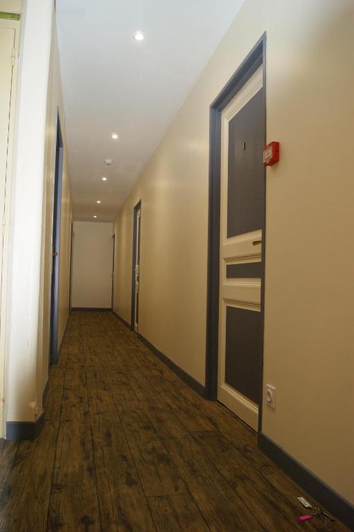 A vendre Bar Hôtel FDJ .
Hôtel 6 chambres .
logement de fonction .
cour privée et parking prive .
grande salle de réception équipée . 
capacité du bar 30 places plus terrasse extérieur donnant sur la place principal .
situe aux  cœur des châteaux de la Loire .
établissement situe a vingt minutes de tours , Amboise , Blois , vendôme et quarante cinq minutes du zoo de beauval .
