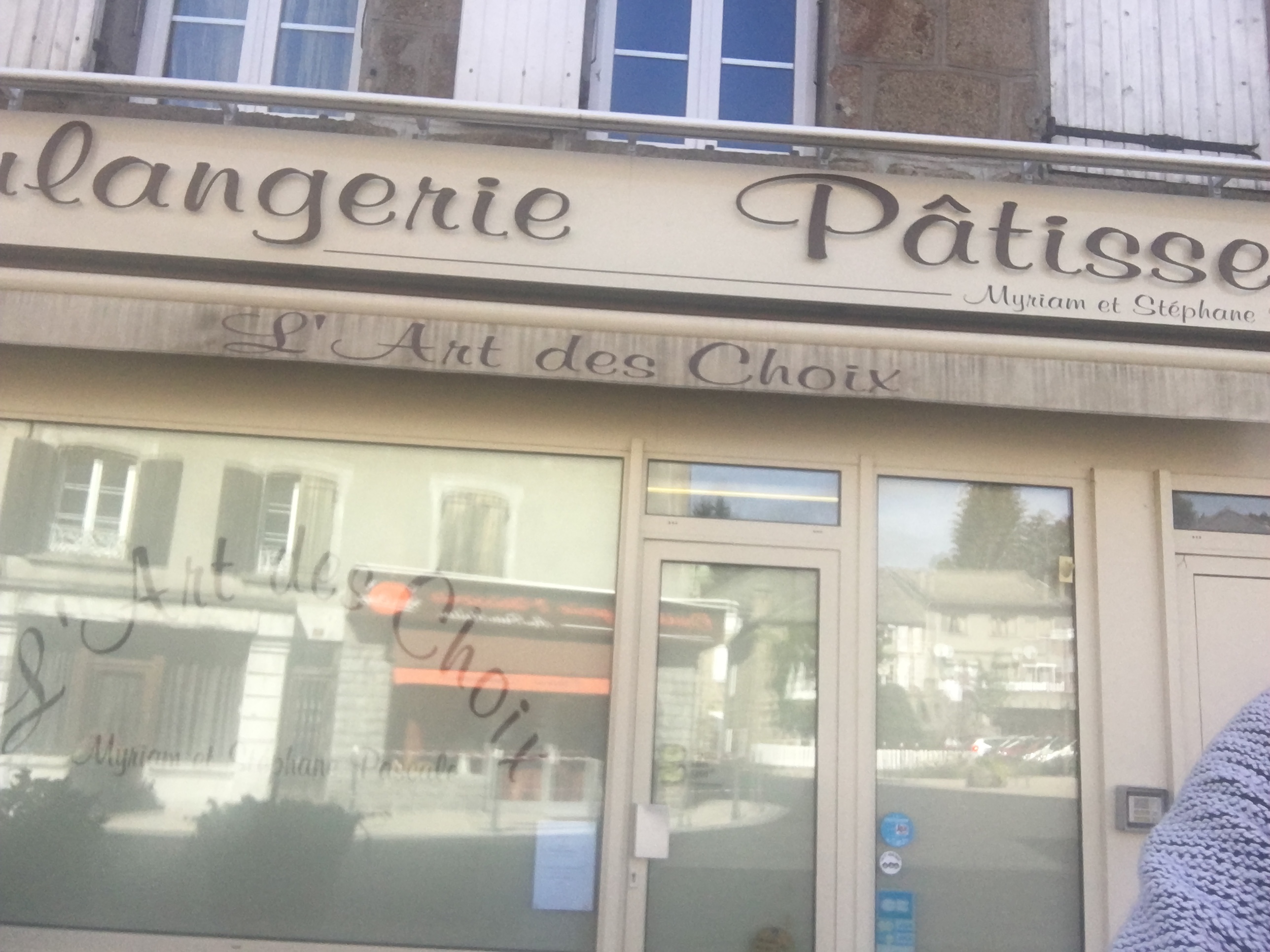 En vente pour Problème de santé .
Belle affaire en ZRR(exonération d’impôts sur les sociétés pendant 5 ans).
Petit Village touristique et animé 
Randonnée vélos motos…
3 banques, écoles de la maternelle au collège avec 1 hôpital en cours d’agrandissement 
3 boulangeries toutes bien occupées.
Retombées des villages aux alentours.
Location 1300 euros/mois comprenant :
2 maison et un jardin:
1 maison pouvant être divisée en 2 appartements, le fournil, le magasin et dépendances 
Les murs sont à vendre si intéressé .
Nous pouvons rester jusqu’à 1 an selon vos besoins afin de vous transmettre notre savoir faire.
Beaucoup de possibilités.
N’hésitez pas à nous contacter