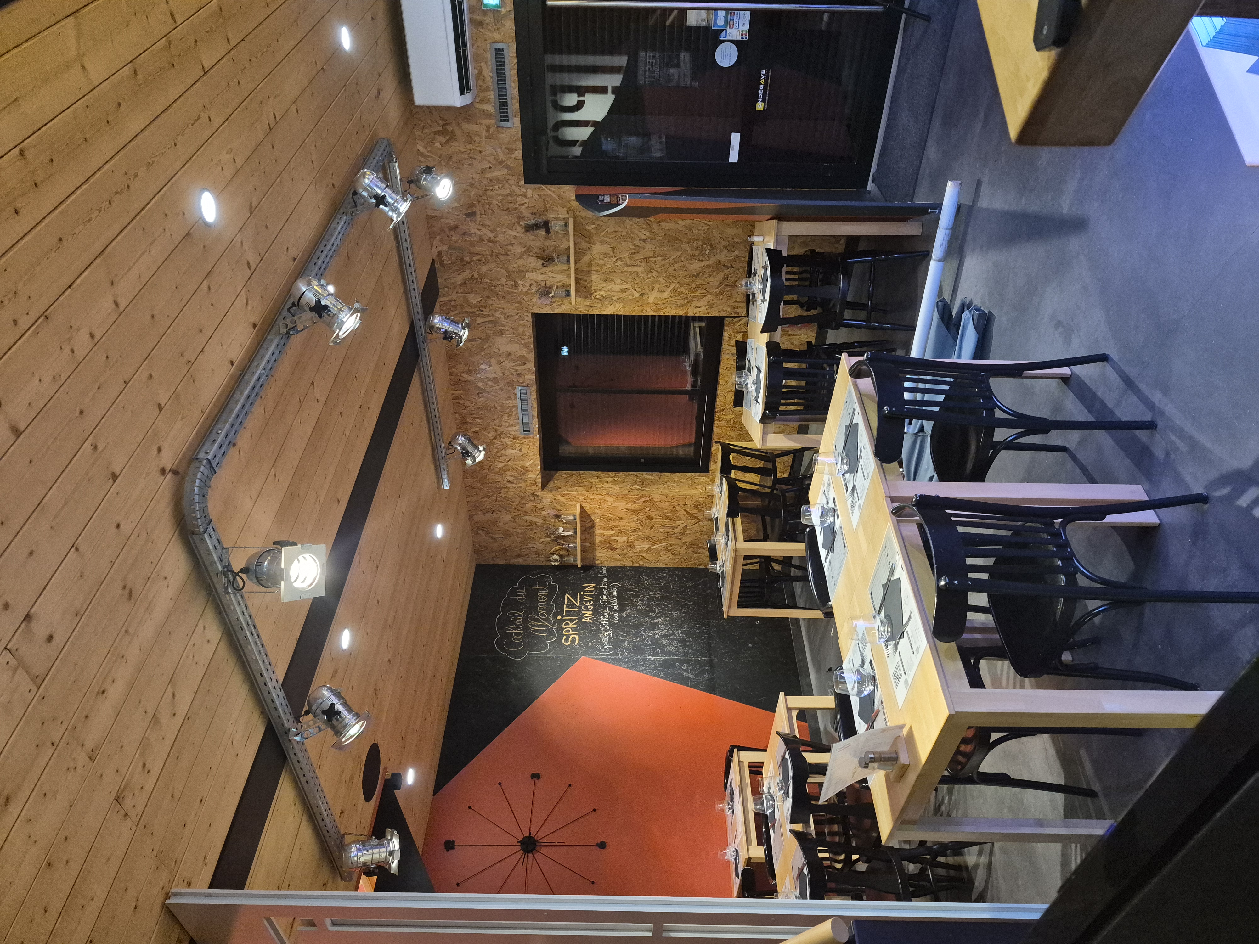A vendre Bar, crêperie dans une commune dynamique de 5000 habitants proche des bords de Loire.
Bâtiment rénové à neuf. 70 places et une terrasse de 30 couverts. 
Cuisine irréprochable avec matériel très récent. 
Un studio est disponible dans le bâtiment.
L'ensemble du bâtiment est climatisé (et également le studio), très agréable pour travailler.
Loyer attractif. 
Possibilité de négociation.
Nous pouvons accompagner pour la transmission, idéal pour un jeune couple, fort potentiel à développer sur la partie bar. Pas de pur bar dans la commune. Crêperie de Bonne renommée. 
Emplacement numéro un, parking et visibilité.