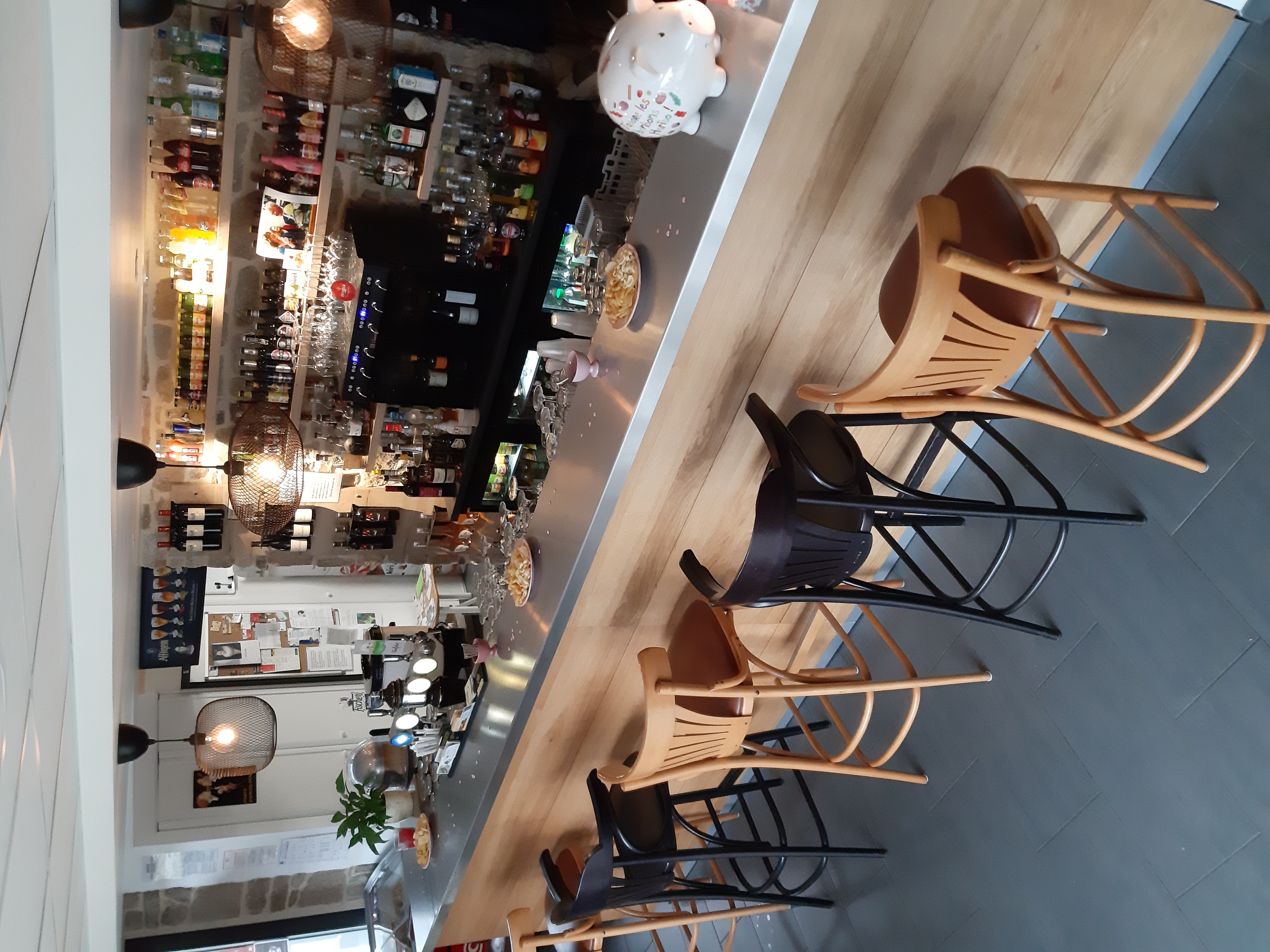 Je vends mon fond de commerce dans un village en Morbihan, en centre Bretagne, situé à une heure de chaque grande ville et côtes, entre Pontivy et Guemené sur Scorff (pays de l'andouille).

Je le vend suite au décès de mon conjoint en juin dernier, je me retrouve donc seule à gérer l'établissement.

Il se compose d'une belle épicerie, d'un bar et d'une friterie burgers ouvert le Week end en soirée.

La friterie étant situé dans un container juste à côté de la terrasse, elle peut être vendue séparément si les personnes ne la souhaitent pas.

Le commerce est pourvu de deux parkings et se situe face à l'église et à la mairie de la commune.