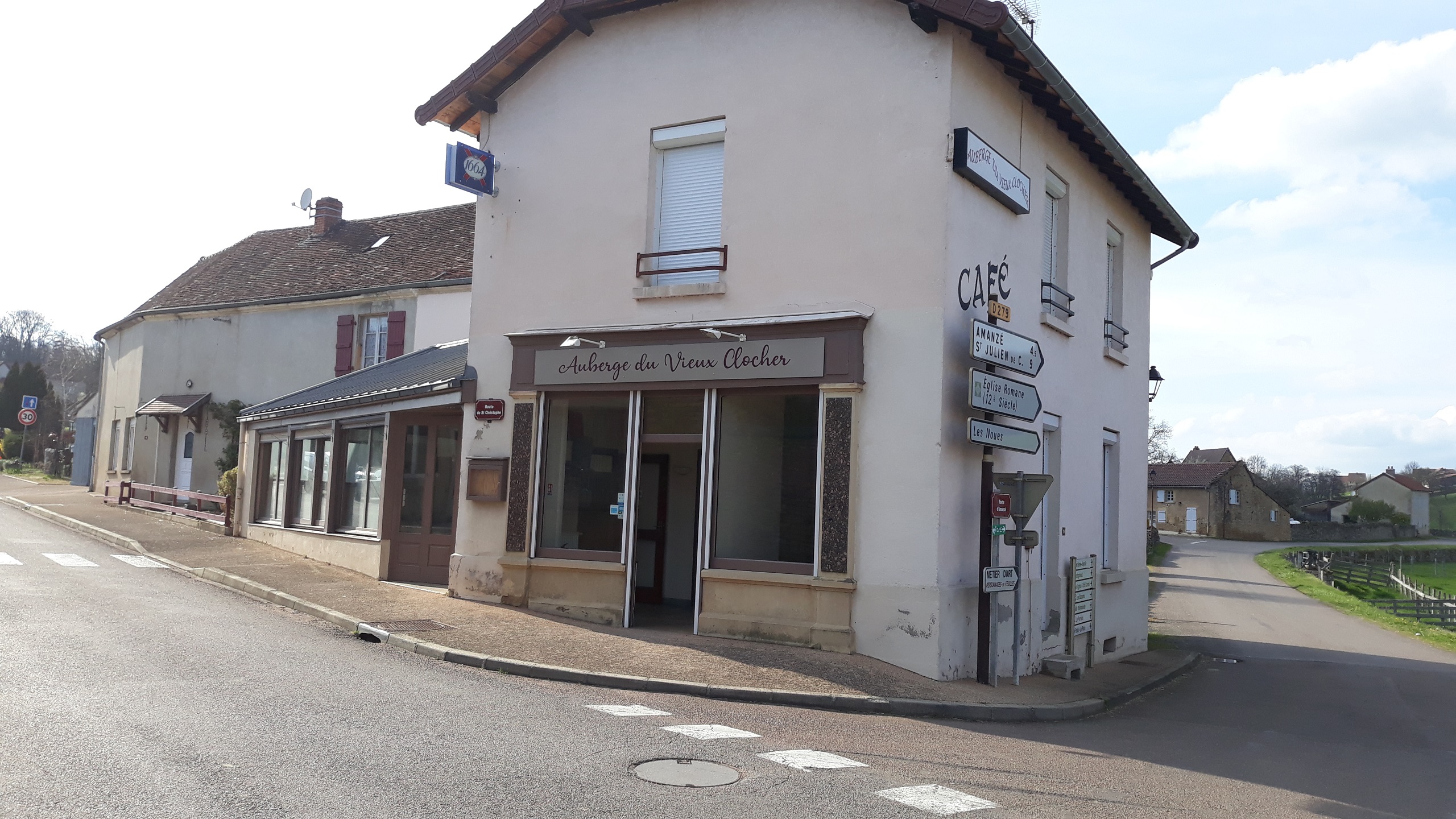 Commune recherche le futur exploitant de son Café Restaurant (avec Licence IV)
2 salles de Restaurant de 30 et 20 couverts complétée par une salle de bar de 16 places assises
Idéalement, conviendrait à une cuisine traditionnelle, fait maison ; pour une clientèle locale (professionnels et familles) mais également touristique
Village de 280 habitants, au cœur du Brionnais, sur axe de passage La Clayette / Marcigny, à proximité du marché renommé de Saint Christophe en Brionnais  - Cœur de cible à 20 minutes de 12.000 habitants, tissu économique dynamique
Ensemble très propre, accessibilité et toilettes PMR ok, cuisine bien dimensionnée et équipée (liste sur demande), logement à l’étage (Type T4) ; accueil scolaire à 3 kms
Bail—loyer de 770 € /mois (toutes charges) comprenant immobilier commercial, logement, équipement et licence IV, (aide mensuelle possible jusqu’à 2 ans, nous consulter)
Beau potentiel : de la demande côté professionnels (entreprise TP voisine) et également pour une activité traiteur (en lien avec la salle communale à 300m—évènements familiaux et associatifs réguliers), animation et notoriété à développer sur Facebook et Google my business