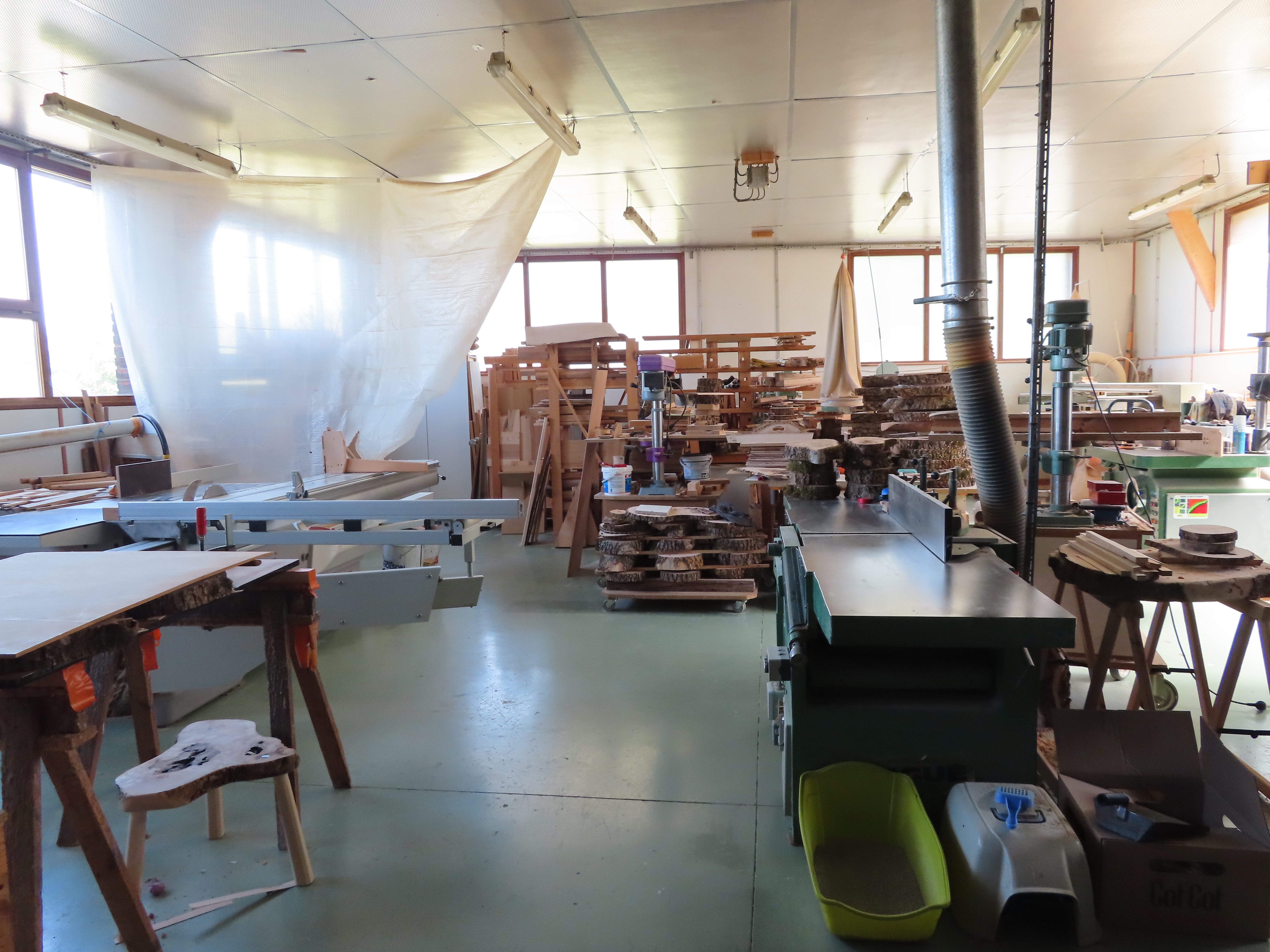 A reprendre, local artisanal spacieux et lumineux équipé pour une activité de menuiserie ébénisterie. Implanté en Margeride, dans une commune de 500 habitants, l’atelier est situé à 15 minutes de l’autoroute A75 reliant Clermont-Ferrand à Montpellier.

Construit en 1995, sur une parcelle d’environ 1600 m², le bâtiment
est composé en rez de chaussée d’un atelier de menuiserie de 150 m² équipé d’un
parc d’outils complet pour le travail du bois (scie à format, scie à ruban,
toupies, rabots dégauchisseuse, ponceuse à large bande, ponceuse à longue bande, mortaiseuse à chaîne, outillage portatif), d’un bureau, d’une salle de
vernissage-séchage de 30m² et d’un garage de 54 m².
L’étage comprend un espace de stockage/exposition des produits
finis (150 m²) et un appartement de 90 m² avec entrées indépendantes pour
chacune des deux parties.
Configuration idéale pour un menuisier ébéniste qui souhaiterait
créer son activité. 

Prix de cession du matériel de menuiserie : 20 000 €
Prix de cession du bâtiment : 270 000 €