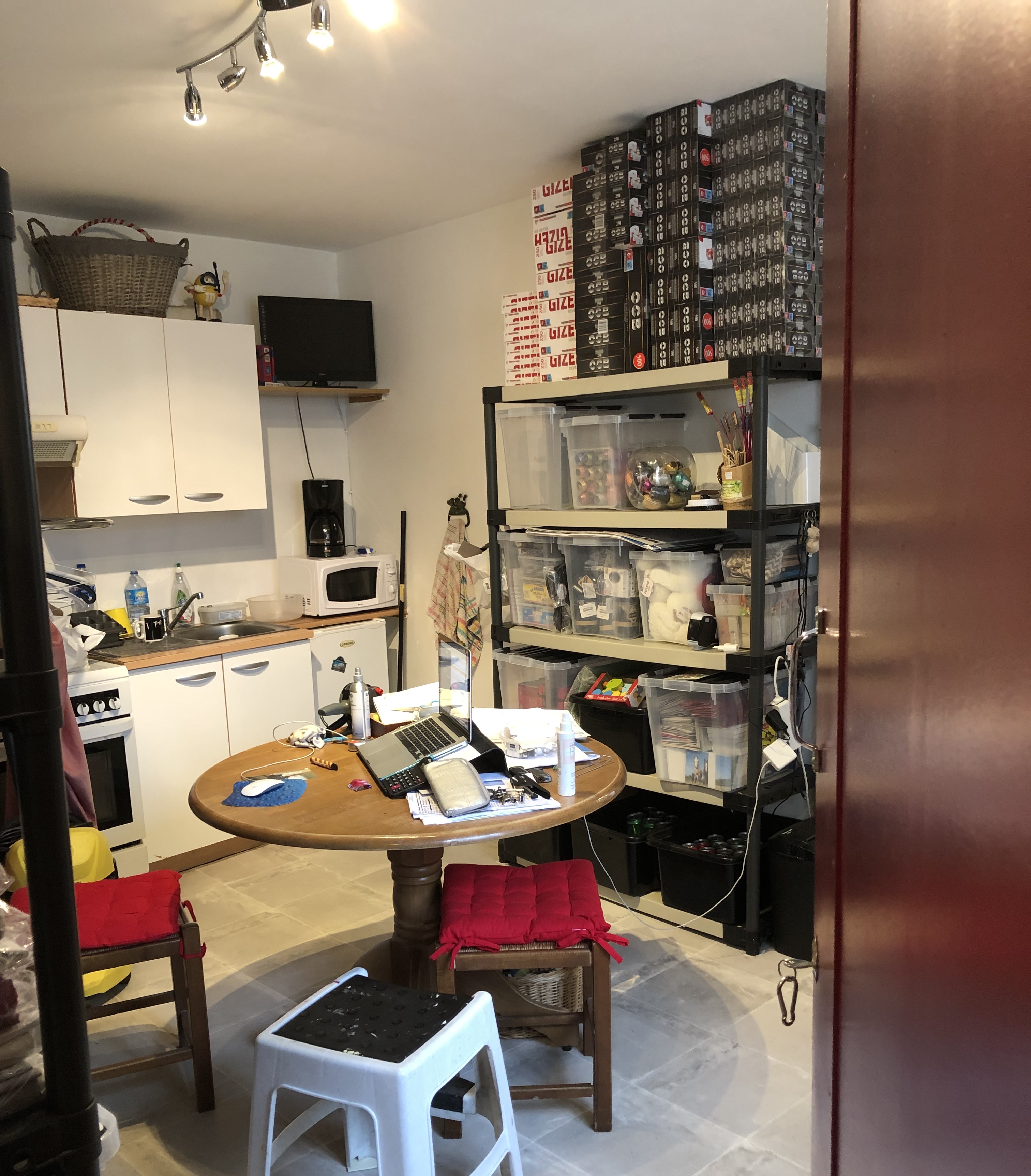 Situé au coeur du charmant village de Longny, labellisé petite citée de caractère, ce fond de commerce bénéficie d'un emplacement stratégique dans une rue passante avec parking à proximité
Village dynamique de 1500 habitants, tous commerces, crèche, école, collège et maison de santé.
Commerce avec une activité diversifiée TABAC FDJ espace cadeaux
Clientèle locale, secondaire et touristique grâce au camping et nombreux gîtes 
Local fonctionnel adapté à l'activité, exploitation immédiate sans travaux majeurs, pas de personnel à reprendre
Loyer 425 € / mois
Idéal pour personne seule souhaitant s'installer dans un environnement agréable avec un bon équilibre de vie et activité professionnelle
