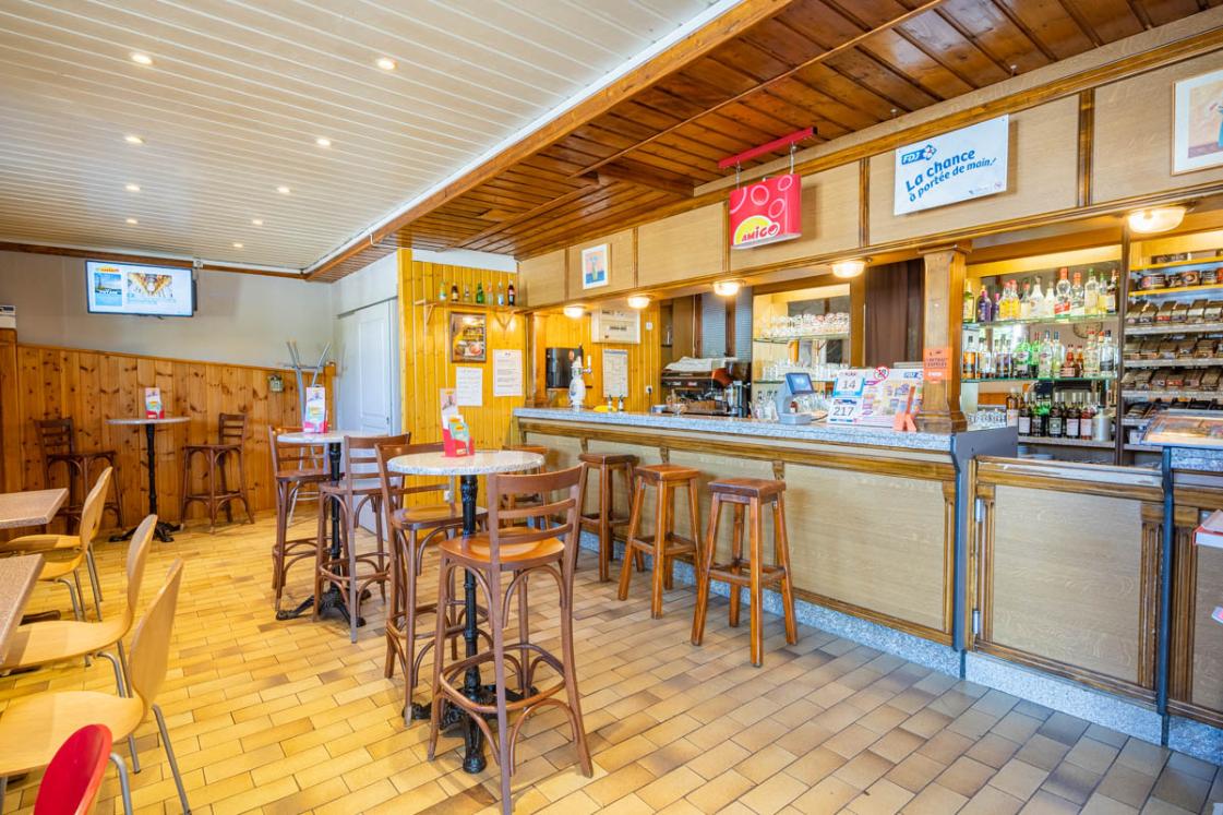 Etant à la retraite je vends fond de commerce de Bar,Tabac,FDJ,Restaurant,Pizzéria avec four à bois.
Idéalement situé entrée du village de Selonnet avec grande place de parking.
Terrasse bar à l'avant du commerce et terrasse restaurant l'été en pelouse.
Clientèle locale et touristique été et hiver proche de stations de ski.
Matériel complet en bon état.Capacité 45/50 couverts.
Labélisé " Bistrot de pays "