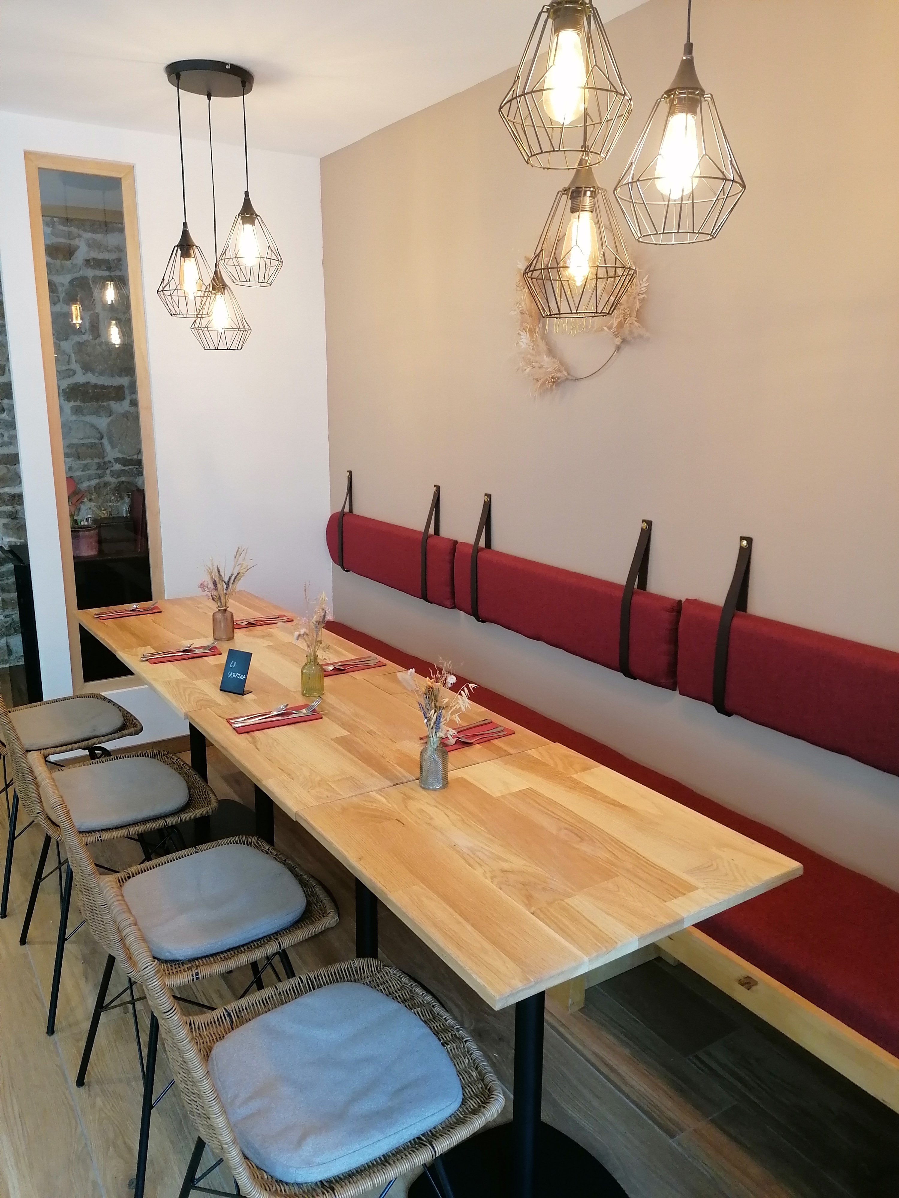 A reprendre dans une ville de 12000 habitants chef-lieu de département, restaurant traditionnel, cuisine locale et de saison, idéalement placé en centre-ville avec une grande terrasse. Le service est assuré le midi et le soir 5j/7. Entreprise familiale ayant une belle notoriété, très bel emplacement commercial. Idéal pour une personne dynamique qui le sens du contact. 2 personnes assurent la gestion quotidienne. 
Vente du fonds de commerce : 90 000€ 
Murs à la location : 650€/mois