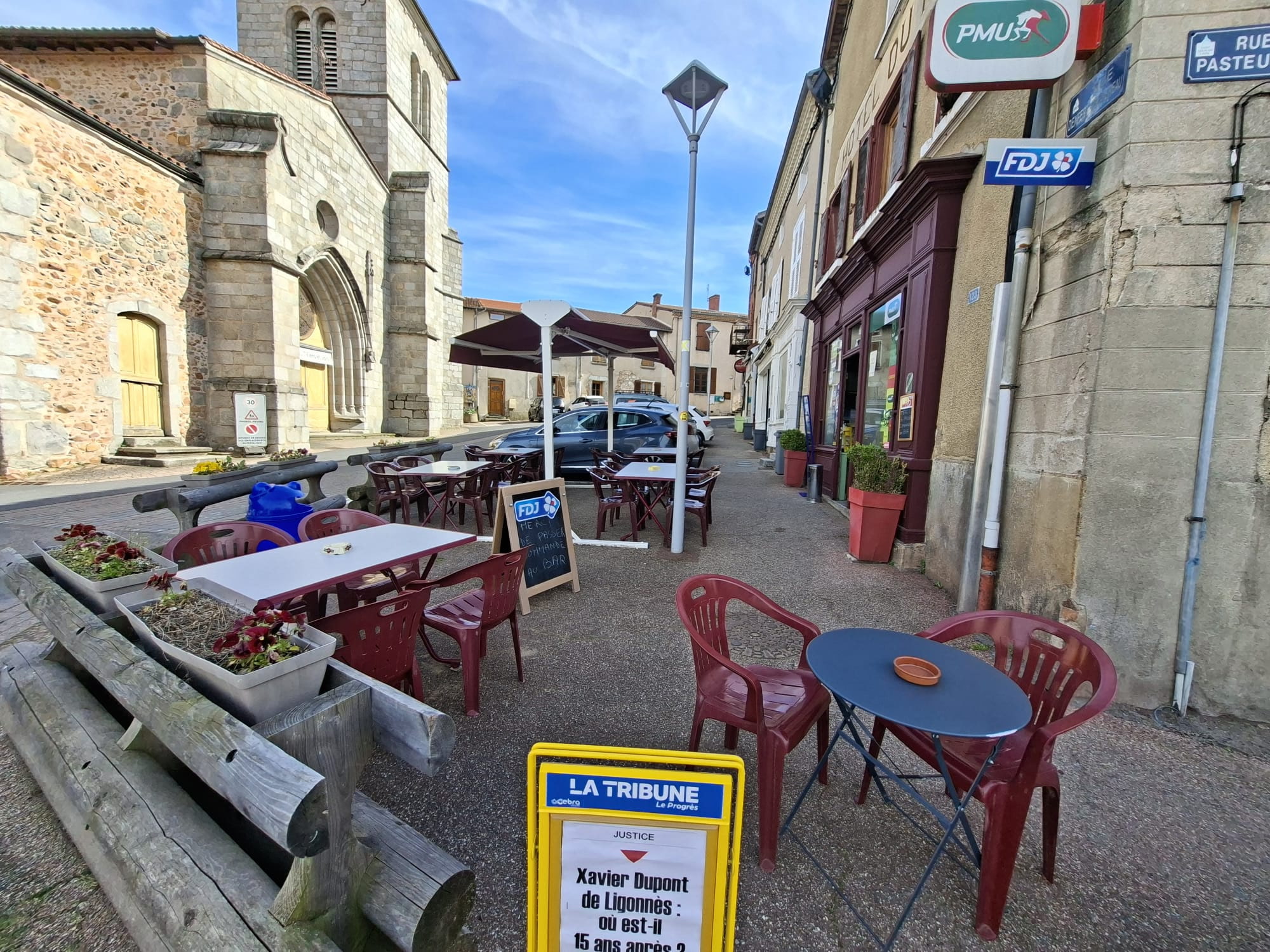 Description de l'activité
Vente Fonds de commerce BAR - PMU - FDJ - Le Progrès Dans village calme et touristique à 5 minutes de l'autoroute.

Commerces à proximité ainsi que maison médicale (médecins, dentistes, infirmières etc...), écoles et collège.
Clientèle fidèle et agréable.
Possibilité d'élargir l'activité ( snack, restauration rapide, menu du jour). Cuisine équipée.
Diffusion des matchs Possibilité pétanque sur terrain communal situé en face du bar.

Horaires actuels : du lundi au vendredi de 6h30 à 19h30, Samedi et dimanche de 7h30 à 19h30. Fermé mardi apm et mercredi apm

Description du local
Capacité salle bar environ 30 places assises. Bar 100m2 :  salle de 70m2 et cuisine 30m2

Terrasse environ 40 places assises. Pas d'investissement de matériel à prévoir (frigo cuisine 2026, frigo bar 2021, fourneau 2022, store banne terrasse 2023)

Salle bar et extérieur refaits en 2025 Cave, réserve

Vitrine en simple vitrage et fenêtres double vitrage

Chauffage électrique

Parkings gratuits à proximité

Bail commercial 3/6/9

La cédante est locataire des murs

Nombre de salariés
1 salariée 10h/semaine

+ 1 chef d'entreprise

Modalités financières
Prix du fonds de commerce : 50 000 € (comprend tout l’aménagement et matériel et la licence IV).

CA moyen sur ces 3 dernières années : 90 200 €

Loyer mensuel : 380 € TTC.