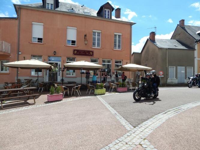 Vente du fonds de commerce : 110 000 € négociable.
Hôtel 2 étoiles - restaurant : tout équipé
Capacité de 9 chambres en parfait état et rénové
60 couverts en salle et 50 en terrasse
CA Moyen/an : 220 000 € et résultat positif
Loyer de 1066.61 € TTC/mois

Commune touristique du Parc naturel Régional du Morvan, secteur des Grands Lacs.
Fibre et téléphonie mobile
600 habitants
Commune avec épicerie (supérette), boulangerie, salon de coiffure, garage automobile et station service 7/7, La Poste, bar-tabac-brasserie, marché de plein vent le dimanche très réputé. Camping et chambres d’hôtes.