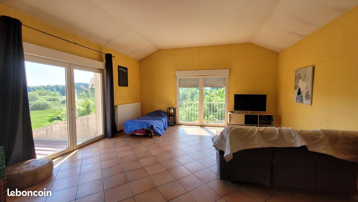 A vendre à st Agrève grand local commercial d'environ 180 m2 situé sur un axe passant stratégique à Saint-Agrève, surement un des meilleurs emplacement d'Ardèche à un croisement de deux routes venant du sud avec plus de 1000 véhicules/jour ! ce bien offre une visibilité optimale pour une activité professionnelle grâce à ses belles salles d'exposition en rez-de-chaussée avec boiseries au sol.
Idéal pour un restaurant/ bar/snack/ magasin de producteurs/ brocante.... actuellement exploité en boutique d'antiquités/ brocante
A noter la belle véranda de 30m2 et la grande terrasse de 52 m2 avec vue sur le lac de Véron, le tout au niveau du commerce et sur une parcelle de 1400 m2 idéale pour un parking ou un jardin.
Vous aurez aussi un parking privé de 6 places le long de la route.
Le tout est complété par un sous-sol (avec sanitaires dédiés au personnel et garages) de 200 m², un grand appartement en duplex à l'étage développant environ 170 m² habitables.
L'ensemble bénéficie d'une couverture neuve en tuiles (2026) de gouttières neuves, de menuiseries en double vitrage et d'un système de chauffage central aux granulés de bois remis à neuf.
Cette bâtisse, à 5 mn à pied du village, possède également tout le potentiel requis, pour être transformée en une grande maison familiale à 2 pas du centre du village ou pour un projet locatif.
A l'étage une superbe pièce de vie de 60 m2 vous attends pour vous reposer de votre journée avec une triple baie vitrée avec vue magnifique sur le lac, la forêt et le village au loin, superbe !
plus de photos sur simple demande