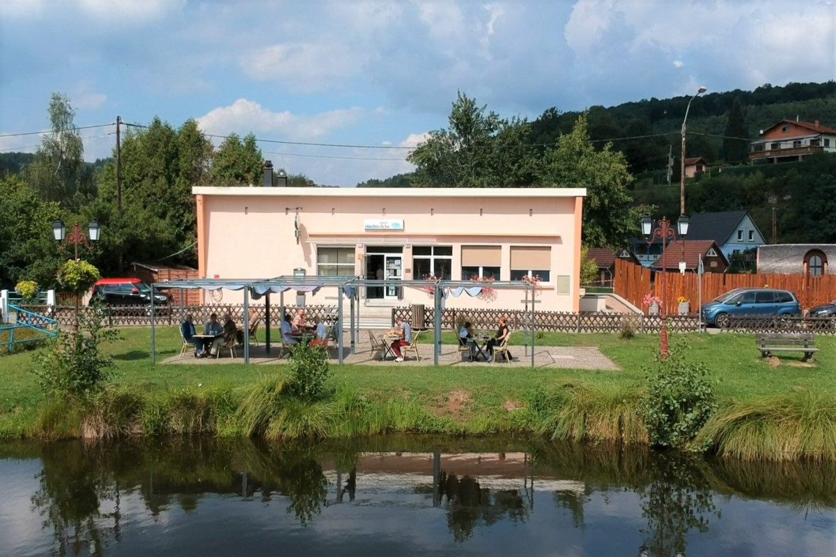 Vends restaurant au bord du lac avec hébergements insolites