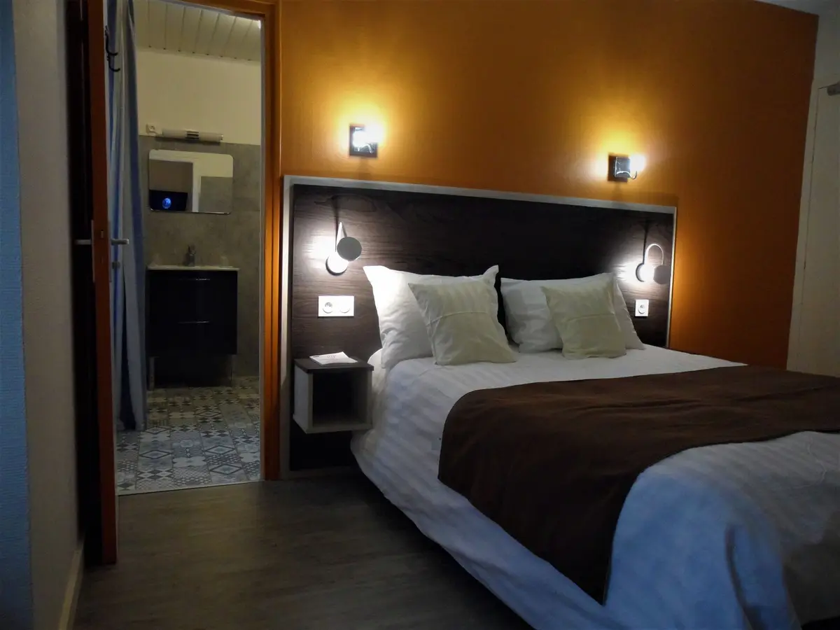 À la suite de notre départ en retraite, nous souhaitons cesser notre activité et permettre la reprise de notre établissement.
Nous vendons notre établissement encore en activité et sa clientèle (hôtel-restaurant), murs et fond.
La vente inclut le matériel du commerce avec sa licence 4 .
Aucun gros travaux n'est à prévoir.
Fond de commerce 50 000€
Murs indissociables 250 000€
Notre établissement est aux normes (dernière visite de sécurité avril 24) et dispose d’une superficie totale de 600m 2 .
Le bien jouit de 7 chambres bénéficiant de leur propre salle de bain et toilette (partie hôtel), d’un appartement de trois chambres (partie privée).
Cet hôtel était classé 3 étoiles jusqu’en 2024, nous n’avons pas souhaité renouveler le classement pour laisser au repreneur le libre choix de la continuité.
Le restaurant possède une capacité de 70 couverts modulables en 4 salles,d’une cuisine et d’un bar licence 4.
Nous incluons aussi dans le prix, un permis de construire en cours de validité et des plans établis par un architecte, permettant de transformer l’hôtel en appartements pour de la location si les repreneurs ne souhaitent pas continuer l’exploitation en hôtel. (possibilité aussi de faire 5 chambres d’hôtes et de dissocier la partie nuit et la partie restaurant) 
Situé dans le Morbihan, au croisement de Rennes (45 minutes) et Vannes (30 minutes) dans
Une commune dynamique disposant des magasins de proximités (Bar-tabac, boulangerie, supermarché, etc.) ainsi que de services (maison médicalisée, poste, pharmacie, etc.).
Carnet d’adresses et potentiel commercial important.
Prix : 300 000€ (possibilité de négociation).
Contact par mail contact@lepetitkeriquel.com pour prise de rendez-vous et renseignements