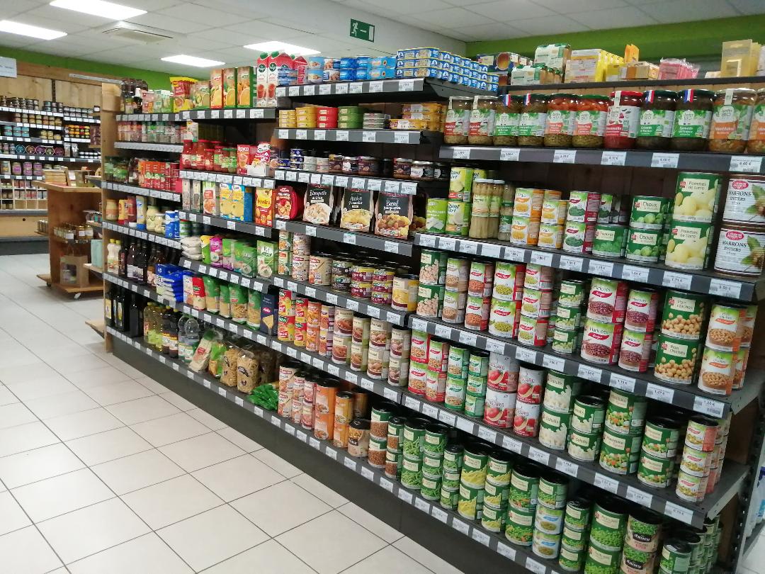 URGENT CAUSE RETRAITE - A VENDRE FOND DE COMMERCE EPICERIE DE BAULON (35580)

Située dans une commune dynamique de 2300 habitants, avec des lotissements en cours de construction, l'épicerie existe depuis une dizaine d'année. Elle se situe le long de la rue principale (axe routier Guichen - Plélan le Grand), à proximité d'autres commerces. Situation en angle, stationnements nombreux. 

Surface 75 m2 environ, location près d'un particulier.
Travaux d'aménagement intérieur et installation de la climatisation en juin 2023, rayonnage bois très récents, frigos en très bon état et entretenus. 

Alimentation générale + frais (fruits, légumes, fromage à la coupe) + de nombreux produits locaux (crèmerie, viandes, galettes, terrines, confitures, caramels, biscuits, chocolats, miels, bières, tisanes ...). 
Le magasin est bien identifié comme l'endroit où l'on trouve de bons produits de type épicerie fine, pour soi-même ou à offrir. 
Le commerce alimentaire le plus proche est un Intermarché à 8kms.

La clientèle est fidèle et variée, complétée par une clientèle de passage (tourisme, gites). 

Ouverture de mardi à samedi, de 9h00 à 13h00 et de 16h00 à 19h30. 
4 semaines de congés par an (3 l'été + 1 en hiver).

CA en progression, encore perfectible grâce à une ouverture le dimanche matin, qui serait appréciée des clients.

Prix de vente 75 000€