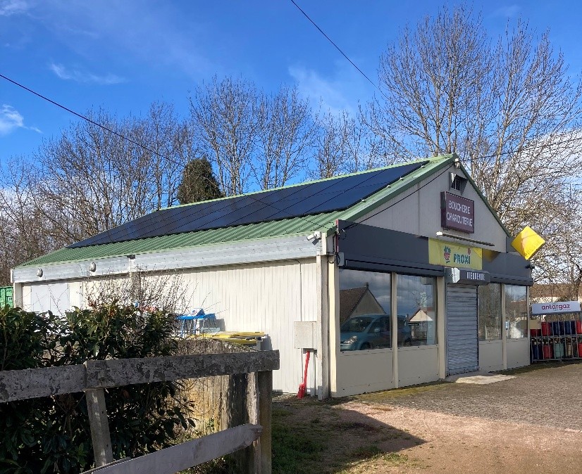 A LOUER Local commercial pour accueillir une boucherie et commerce de proximité à Louroux de Bouble. 
Le village compte 240 habitants mais est éloigné de tout centre urbain et compte encore plusieurs commerces et artisans.

Le bâtiment est situé en plein cœur du village, les murs appartiennent à la commune Montant du loyer : 650€ /mois électricité comprise

Le commerce peut être consolidé par un dépôt de pain et un relai poste commerçant.

Le bâtiment a été rénové en 2008. Les locaux sont composés d’un magasin d’environ 140 m², d’un laboratoire de 5 m², d’une chambre froide de 5 m² et d’un container de stockage d’environ 5 m².

Tout le matériel nécessaire à l’activité est en bon état, il est à reprendre :

Ensemble mobilier magasin (rayonnage, meuble de caisse),1 armoire réfrigérée froid négatif SEDA 2 portes vitrées, 1 vitrine réfrigérée ZOIN Blanche moteur intégré, 1 congélateur LIEBHERR, 3 balances électroniques, 1 trancheur à jambon avec support SHAR FEN, 1 broyeur professionnel 2 plaques à hacher AUGERE POUMARA

Cette opportunité vous intéresse ? N’attendez plus et prenez contact avec Léa GLANOWSKI, chargée d’accompagnement commerces de proximité – glanowski.l@ccspsl.fr ou 06 25 07 99 26