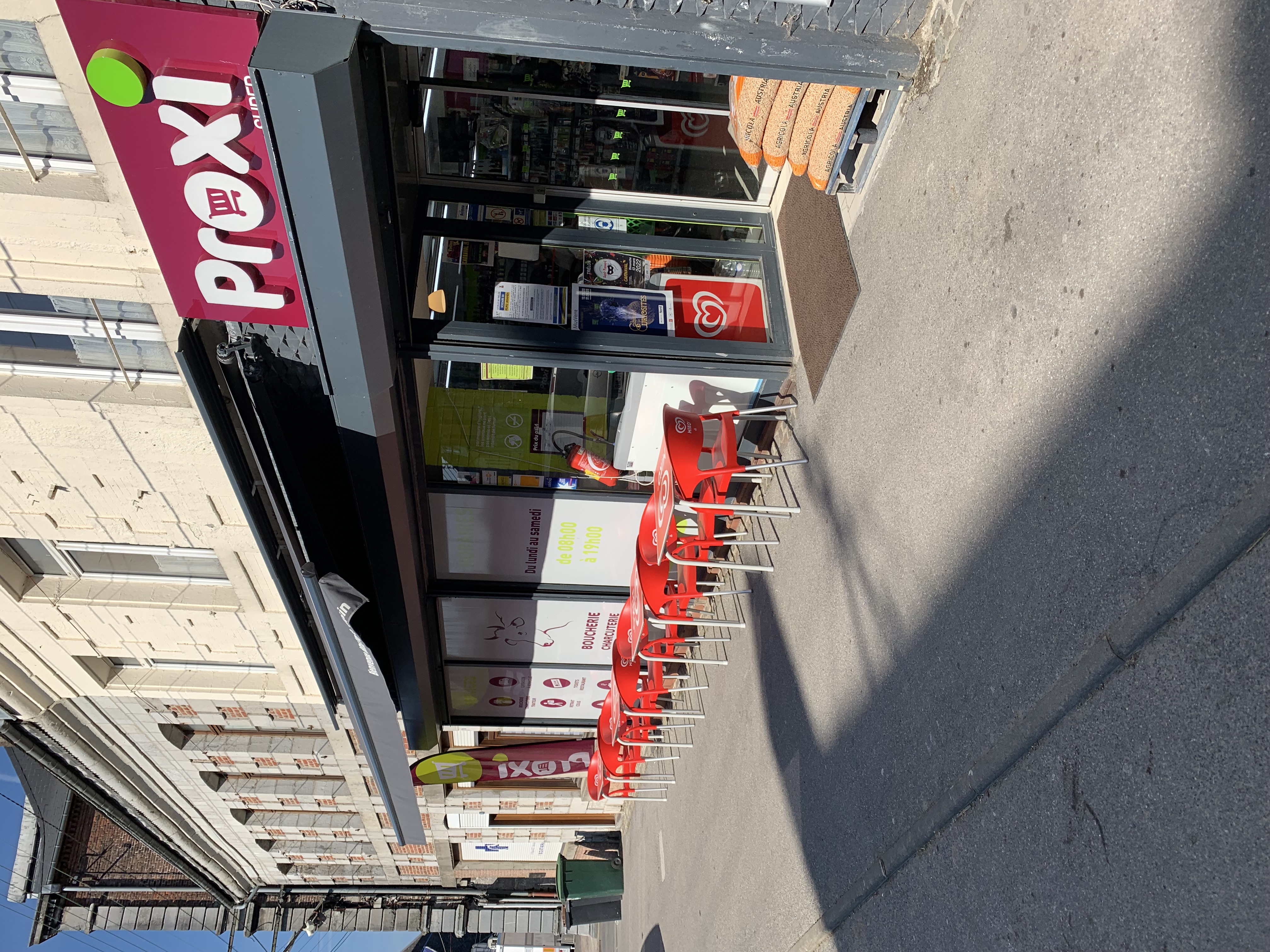 Épicerie sous enseigne Proxi doté d’un rayon boucherie charcuterie artisanale.
Fond de commerce avec matériels et laboratoires de cuisine, charcuterie, et boucherie . 
Affaire idéale couple . 
Tournée de portage de repas (90 clients en moyenne par jour)
Chiffre d’affaire 2025 : 960k€
Possibilité de vendre les murs également .