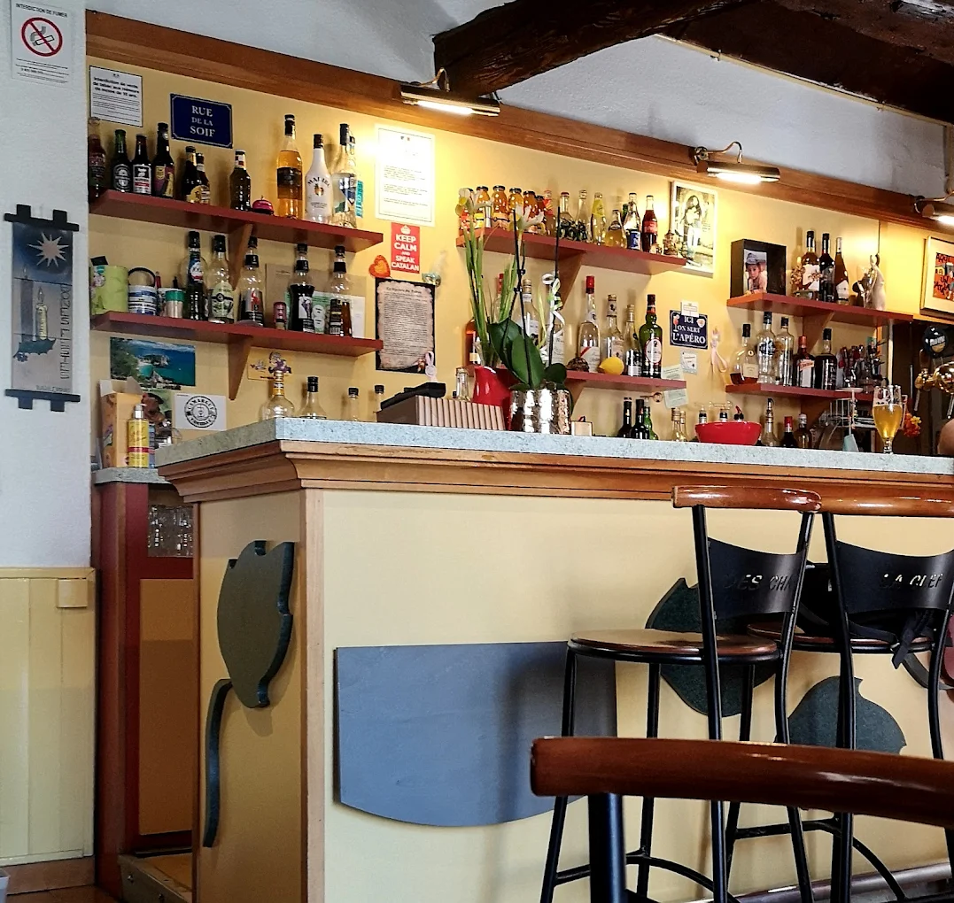 Opportunité Rare : Bar Licence IV Emblématique – Rivesaltes (66)
Saisissez une institution locale située au cœur d'un village animé des Pyrénées-Orientales. Bénéficiant d'un bon emplacement, cet établissement jouit d'une visibilité maximale et d'un flux constant grâce aux commerces de proximité, aux parkings attenants et au passage de la voie verte (liaison Littoral/Le Barcarès).
 Les Atouts du Local
•	Surface : 74 m² parfaitement agencés avec deux entrées indépendantes.
•	Capacité : 21 places en salle et 27 places en terrasse privée ensoleillée.
•	Bonus : Pas de logement de fonction mais une salle de repos à l’étage.
•	Bail sécurisé : Renouvellement en 2035 avec un loyer très attractif de 8844€ annuel (seulement 6% du CA).
 Indicateurs Clés & Performance
L'affaire est saine, pérenne et tenue par un couple accompagné d'un salarié à temps partiel qui permet une large amplitude horaire.
Donnée	Valeur
Chiffre d’Affaires 2025	148 743 €
Loyer Annuel	8 844 € (soit 737 € / mois)
Amplitude Horaire	7j/7 – 07h00 à 20h30
Répartition CA	90% Bar / 10% Restauration rapide
 Potentiel de Développement
Actuellement exploité sur une offre de snacking léger (sandwichs, salades), l'établissement offre de réels leviers de croissance pour un repreneur dynamique :
•	Mise en place d'une offre de tapas et plats combinés.
•	Développement de la vente de glaces (fort flux touristique via la voie verte).
•	Animation de soirées thématiques.
 Conditions de Cession
Prix de vente : 110 000 €
(Incluant le fonds de commerce, la Licence IV et le stock).
L'avis de l'expert : Une affaire idéale pour un couple dynamique qui souhaite la rafraichir . Sa structure de coûts fixes bas (loyer modéré) en fait un investissement sécurisant avec une rentabilité immédiate.