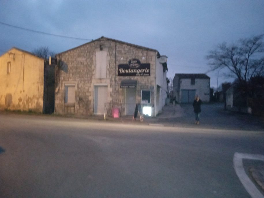 Je vends fond de commerce de boulangerie pâtisserie situé sûr Saint James dans la commune de Port d'envaux 
Petit village touristique et très simpatique à l'année 
Ce fond de commerce comprenant une diviseuse, une faconneuse un four neuf servi 1 an et une chambre de fermentation
Collé au fournil une maison avec 3 chambres 2 garages 1 salle à manger et une cuisine 
A reprendre en urgence afin que les clients ne prennent pas trop de mauvaises habitudes