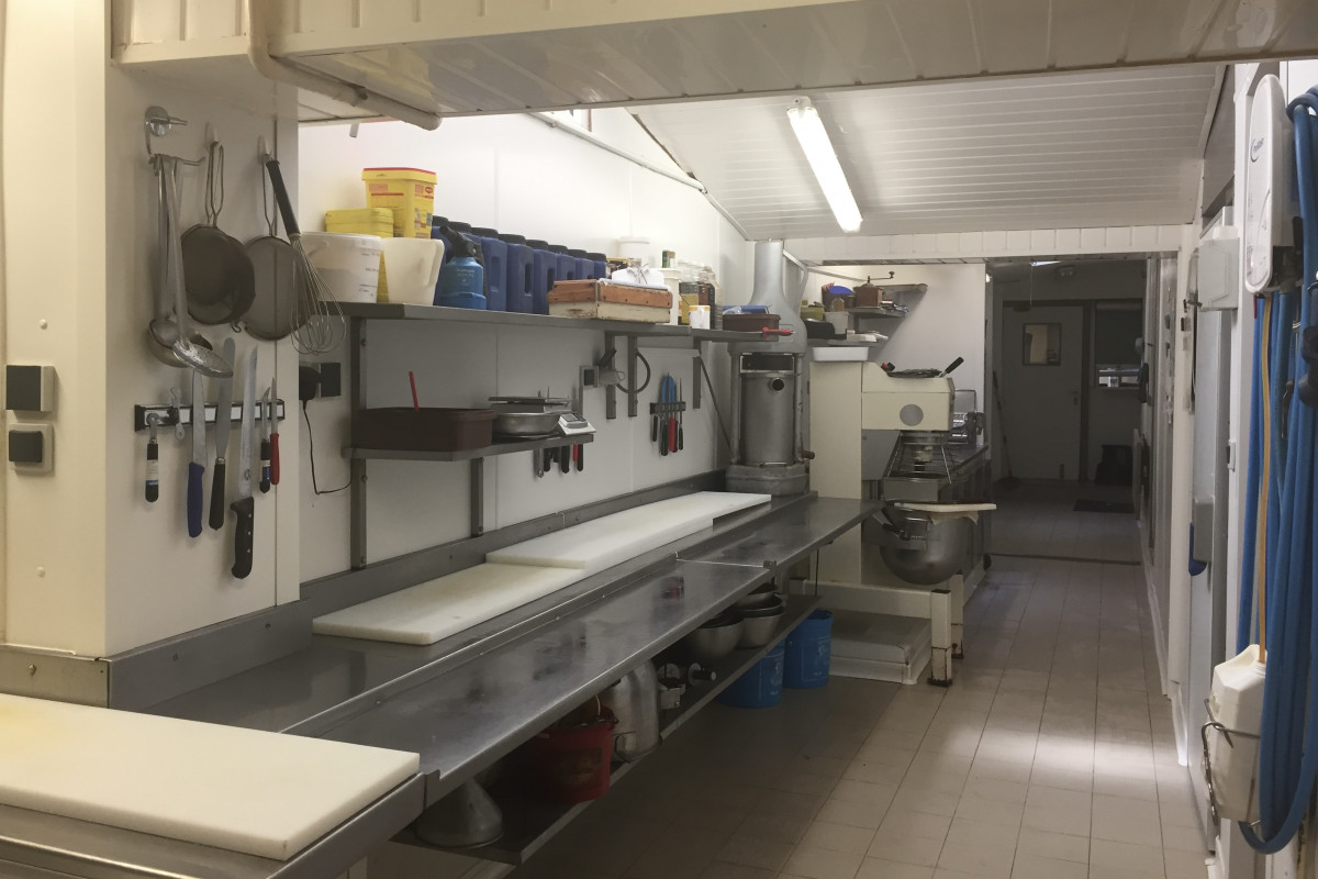 « A vendre très belle charcuterie/traiteur boutique entièrement refaite , située en centre ville, à 1heure de Paris, dans rue principale et commerçante. La superficie du labo et de la boutique est d?environ 110m2, avec 2 chambres froides + bloc sanitaire. Possibilité boucherie. Appartement au dessus de la boutique d?une surface d?environ 110m2. Prix fond de commerce 150 000?. Possibilité d?acheter les murs. Loyer de 1400? par mois .