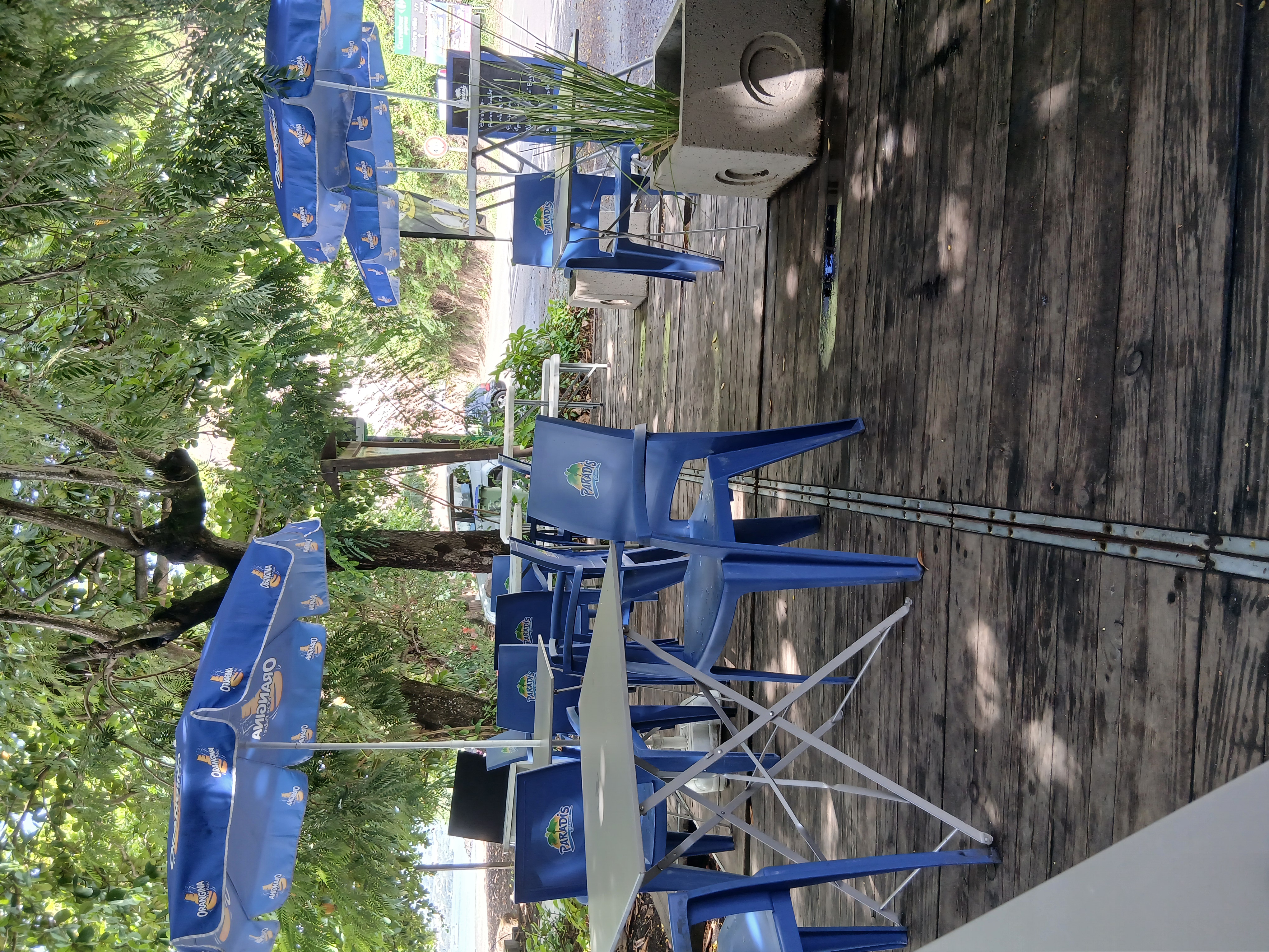 A vendre cellule snack, terrasse bois face à la mer des Caraïbes 
Affaire clé en main. Faible loyer.
Clientèle locale, européenne, croisiériste.
Clientèle fidèle et fidelisée.