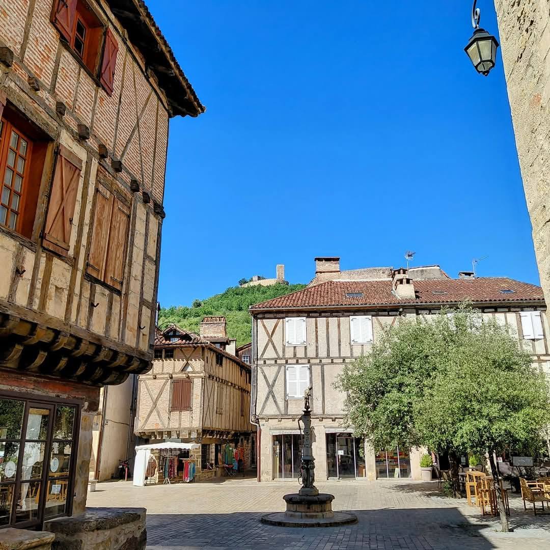 Local commercial 80 m² – Emplacement N°1 – Place du Mercadial, Saint-Céré

Saisissez une opportunité unique au cœur du dynamisme économique de la Vallée de la Dordogne !
Situé sur la Place du Mercadial, emplacement historique et commerçant très prisé de Saint-Céré, ce local de caractère bénéficie d'une visibilité optimale et d'un flux de passage constant.

Caractéristiques du bien : Anciennement exploité en atelier de tapisserie, décoration, ce bien atypique distribué sur plusieurs niveaux ne manque pas de charme (pierres et poutres apparentes).
Surface de vente : 60 m² très lumineux
Réserve / Entresol visible : 20 m²
Équipements récents : menuiseries et stores neufs

Conditions financières :
Loyer : 750 € / mois + charges
Type de bail : Tout type 

Local sain, disponible immédiatement. Un emplacement N°1 idéal pour lancer ou développer votre activité dans le secteur le plus porteur de Saint-Céré.