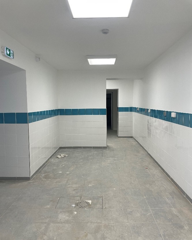 2 Place du Monument – Local à louer !
Devenez commerçant au cœur d’Arleux, capitale de l’ail fumé !
Un emplacement stratégique, une vitrine visible, un accompagnement personnalisé.

Description du local :  

• Surface totale : 124,53 m² 
• Espace de vente : 49,37 m² 
• Deux chambres froides : 7,17 m² et 4,11 m² 
• Zone de travail : 31,45 m² 
• Local poubelle, espace personnel (8,23 m²), grande cave 
• Vitrine lumineuse, excellente visibilité 

Travaux de rénovation terminés en décembre 2025 – Disponible dès maintenant
 
Équipements mis à disposition : 

La commune met gratuitement à disposition un distributeur automatique, équipé de cases sèches et de cases réfrigérées, afin de permettre au futur commerçant de proposer ses produits les jours de fermeture ou en horaires décalés. 
Seule la consommation électrique liée à cet équipement restera à la charge de l’occupant. 
 
Spécialité locale à valoriser : la Côte Arleusienne 
Le futur boucher devra connaître et proposer à la vente la Côte Arleusienne, spécialité locale mise en valeur par l’ail fumé d’Arleux, produit emblématique de la commune.  Le professionnel pourra également créer ou décliner ses propres recettes à base d’ail fumé, afin de valoriser l’identité du territoire tout en affirmant son savoir-faire.

 Loyer et aides communales : 
• Loyer mensuel : 890 € 
• Abattements pour création de commerce neuf : 
    - 50 % la 1ère année 
     -30 % la 2ème année 
     -10 % la 3ème année 
• Délocalisation d’un commerce existant : -30 % la 1ère année 
 
Un territoire engagé pour le commerce local : 

Depuis 2019, la commune d’Arleux bénéficie : 
• du dispositif "Petites Villes de Demain" 
• du programme régional "Redynamisation des centres-villes et centres-bourgs" 

Un cadre propice pour entreprendre durablement !