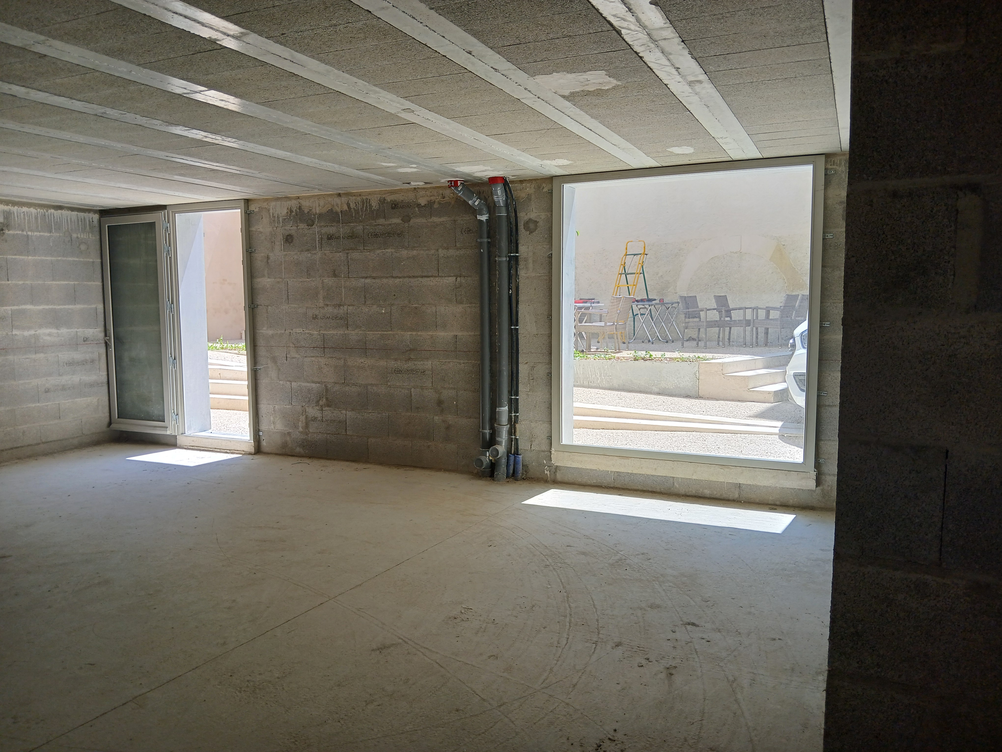 En centre-ville de Chef-Boutonne, Petite Cité de Caractère (Sud Deux-Sèvres, à 15 mn de la Nationale 10), un local commercial, situé en rez-de-chaussée, possède une superficie de 126 m² de plain-pied, comportant 3 pièce :
-Une pièce disposant d’une vitrine et d’une porte vitrée ouvrant sur le Passage des halles ; 
-Une pièce contigüe à la première disposant de deux fenêtres donnant sur le Passage des halles ;  
-Une pièce contigüe à la première, disposant d’un accès à une cave ainsi que d’un accès à la cour intérieure. 
Local situé en face des Halles et de la place centrale de la ville, au cœur d'un Ilot urbain nouvellement restauré.
Local commercial brut de béton en location bail, mitoyen avec deux autres cellules commerciales.
Libre immédiatement.