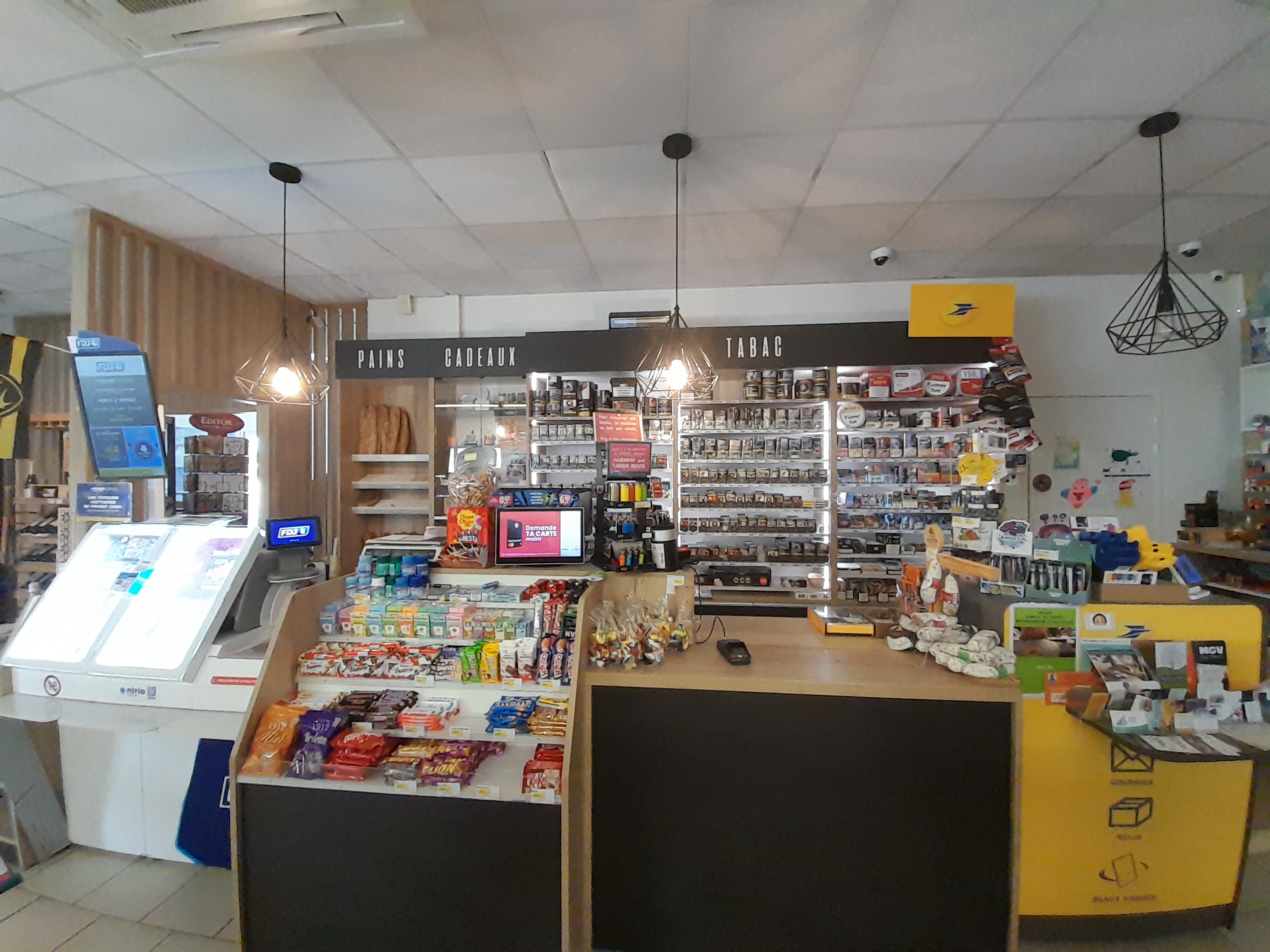 Description du projet:
Ce commerce multiservice de 220m² se situe à l'Est de Surgères dans une commune rurale.. Il est accessible sur un axe très passant de la Rochelle à Surgères.
Il propose une épicerie (CA : 320K€), un tabac/FDJ (commissions : 72K€) et un bar (CA : 30K€) avec les services de Relais colis, La Poste, point Vert, compte Nickel, Dépôt de Gaz, Rôtisserie, vente d'huîtres, dépôt de pain, presse.
Matériel :
- Système encaissement : neuf
- Vidéosurveillance + Alarme : neuf
- Lave verre : : 4/5ans
- Meubles froids : 4/5ans
- Concept Tabac + Carotte : neuf
- Cave à vin : neuve
- Rôtissoire : neuve
- Bar
- Climatisation
- Diffuseur de brouillard (Magasin et réserve)
Possibilité de mettre une terrasse extérieure.
Bail mairie + entretien extérieur mairie.
Aucune concurrence n'est présente à proximité.
Un parking de 15 places est présent autour du magasin.
Cette affaire est idéal pour deux personnes.
Location des murs : 500€ par mois, bail mairie

Horaires :
Lundi : 7h -12h30
Mardi : Fermé
Mercredi : 7h - 19H30
Jeudi : 7h - 19H30
Vendredi : 7h - 19H30
Samedi : 7h - 19H30
Dimanche : 7h30 - 12H30

Rejoignez l'aventure de la proximité et de l'indépendance.
Pour plus d'informations sur le bien et nos opportunités, merci de nous contacter.

REF : 269064