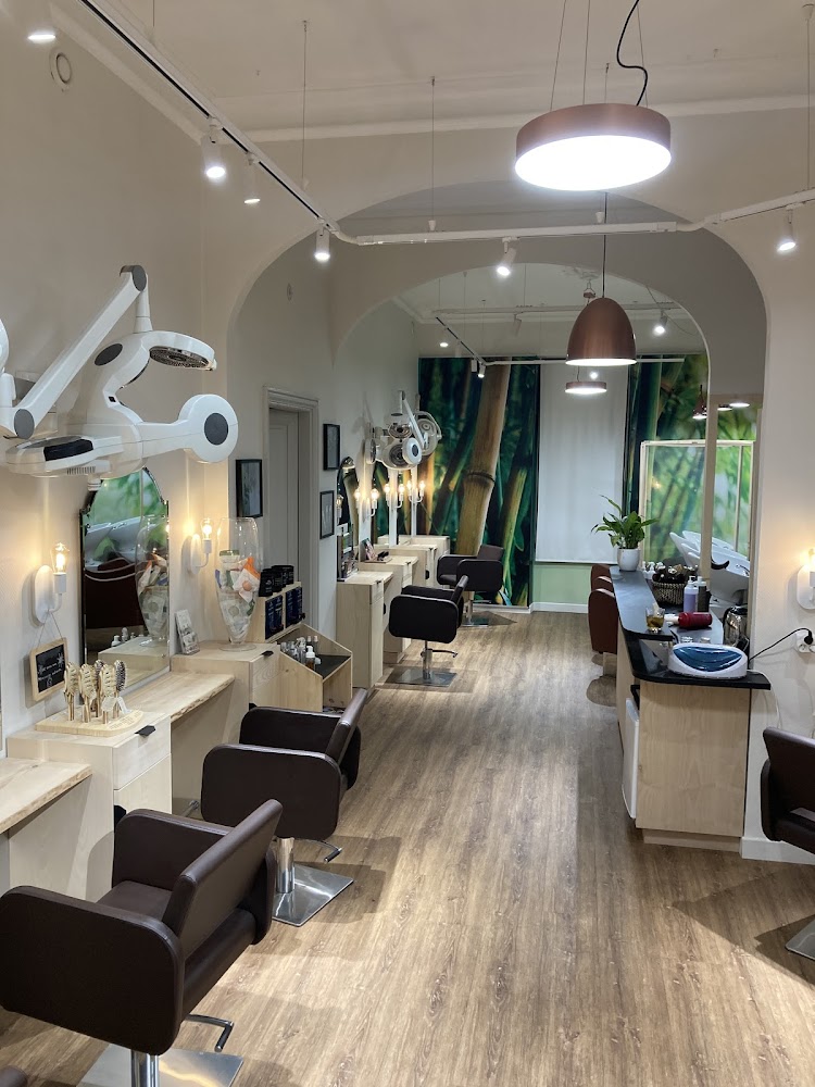Nous recherchons d’urgence pour cause départ en retraite un repreneur pour notre institut capillaire et salon de coiffure. Clientèle fidélisée. Spécialisé dans le soin , de la prévention à la correction de calvitie. Pose et entretien de complément capillaire, volumateur. Perruque avec agrément sécurité sociale. Coiffure mixte avec spécialité coloration végétale. Très bon emplacement