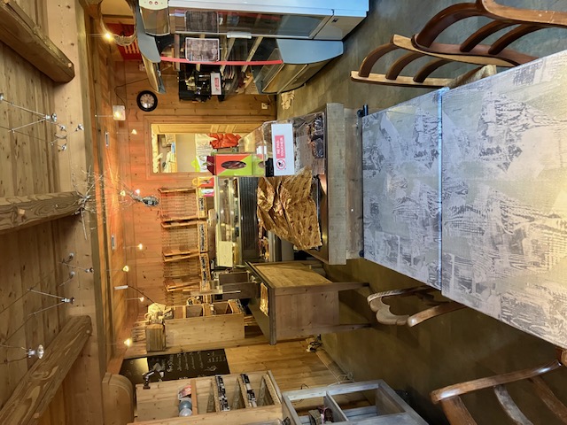 Fonds de commerce à vendre – EXPLOITER en Dépôt de pain / Snack / Salon de thé – Arêches (Savoie)
À vendre, fonds de commerce idéalement situé au cœur du charmant village d’Arêches, une station dynamique été/hiver reconnue pour son attractivité touristique.
L’établissement est aujourd’hui exploité en dépôt de pain, snack et salon de thé, avec une clientèle locale et touristique fidélisée.
✔ Points forts :
•	Emplacement privilégié au centre du village
•	Passage important en toutes saisons (ski, randonnées, événements sportifs)
•	Local chaleureux, prêt à travailler immédiatement
•	Matériel et agencement en bon état 
•	Aucun salarié à reprendre
•	Possibilité de développer ou changer l’activité : petite restauration, épicerie fine, pâtisserie, vente à emporter, boutique de produits régionaux, etc.
🔧 Idéal pour :
•	Exploitants souhaitant s’installer en Savoie
•	Projet de commerce de proximité
•	Reprise clé en main ou transformation en activité complémentaire
📍 Localisation :
Arêches – Beaufort (73), village touristique authentique au cœur du Beaufortain
💶 Conditions :
•	CA sur 5 Mois (Juillet – aout)  (Janvier – Mars) :  150 00 €	
•	Prix du fonds : 70 000 € 
•	Loyer : 830 €
•	Disponibilité : immédiate / à convenir